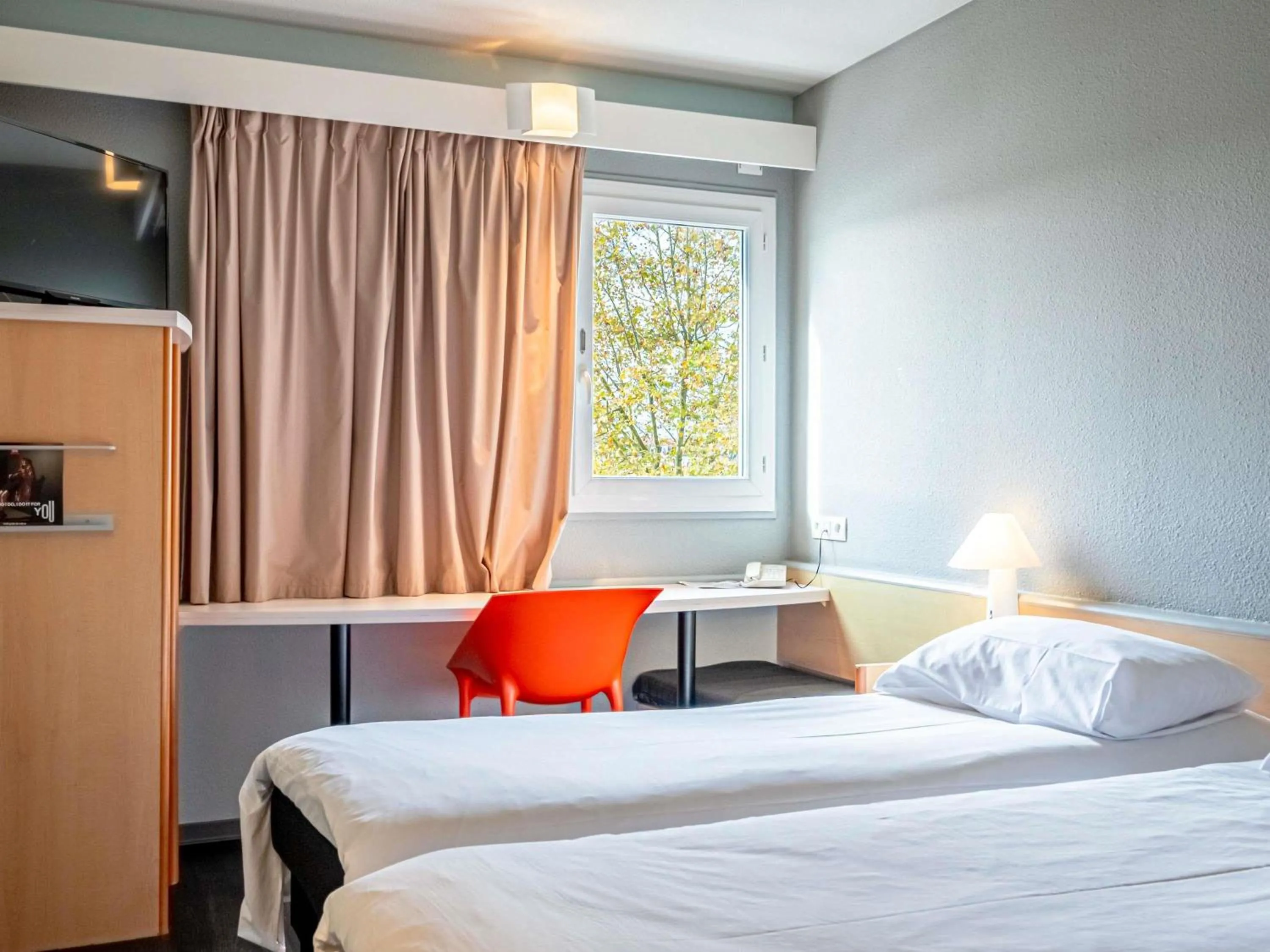 Bedroom, Bed in ibis Bayonne Centre