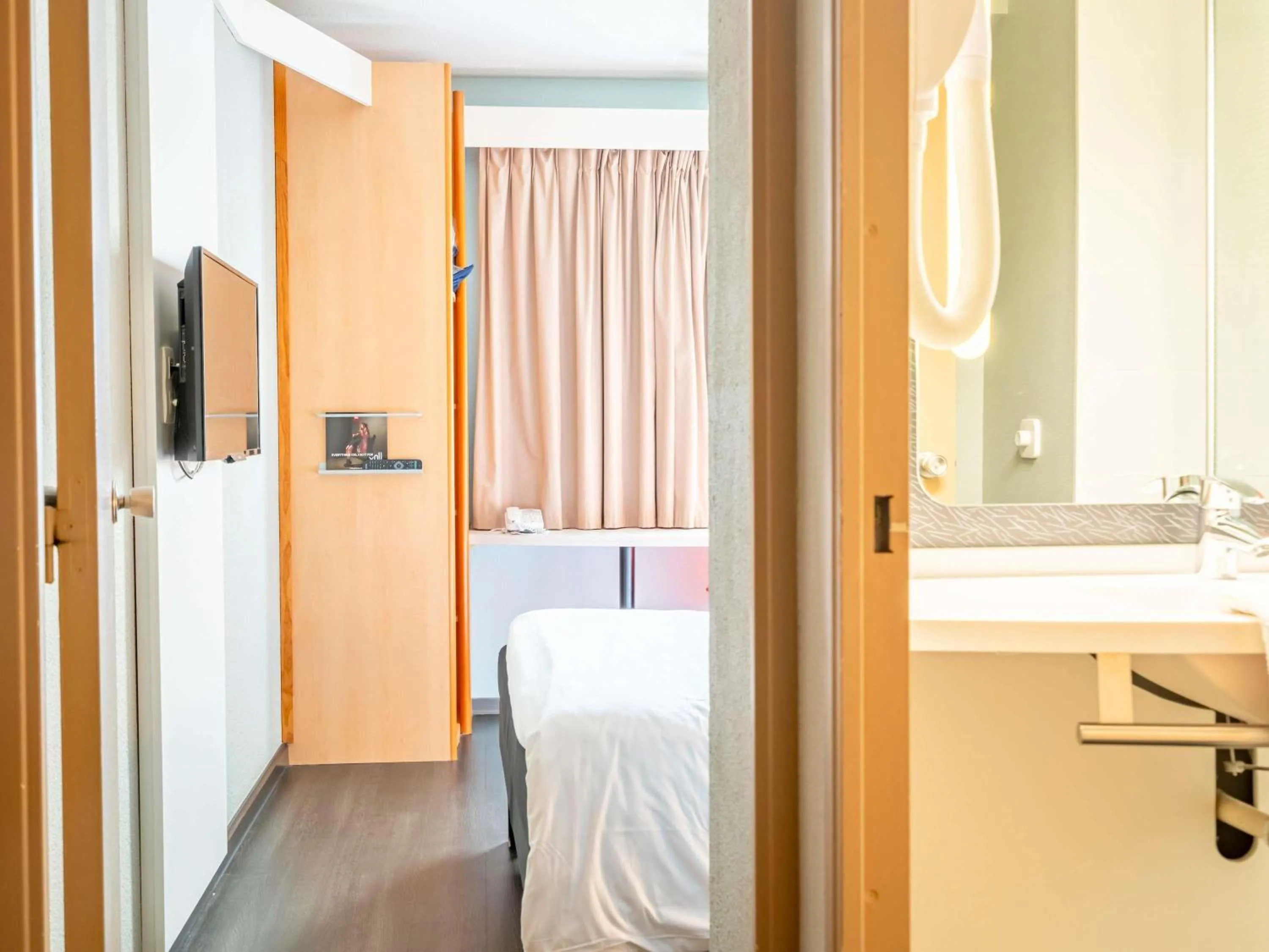 Bedroom, Bed in ibis Bayonne Centre