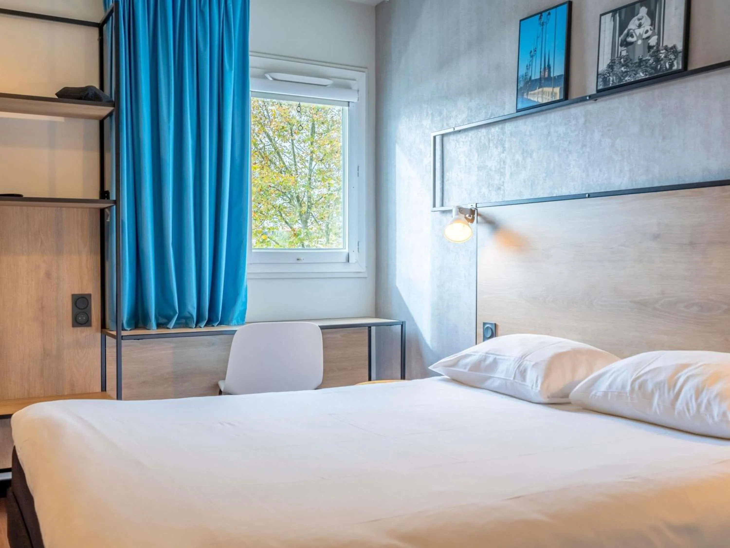 Property building, Bed in ibis Bayonne Centre