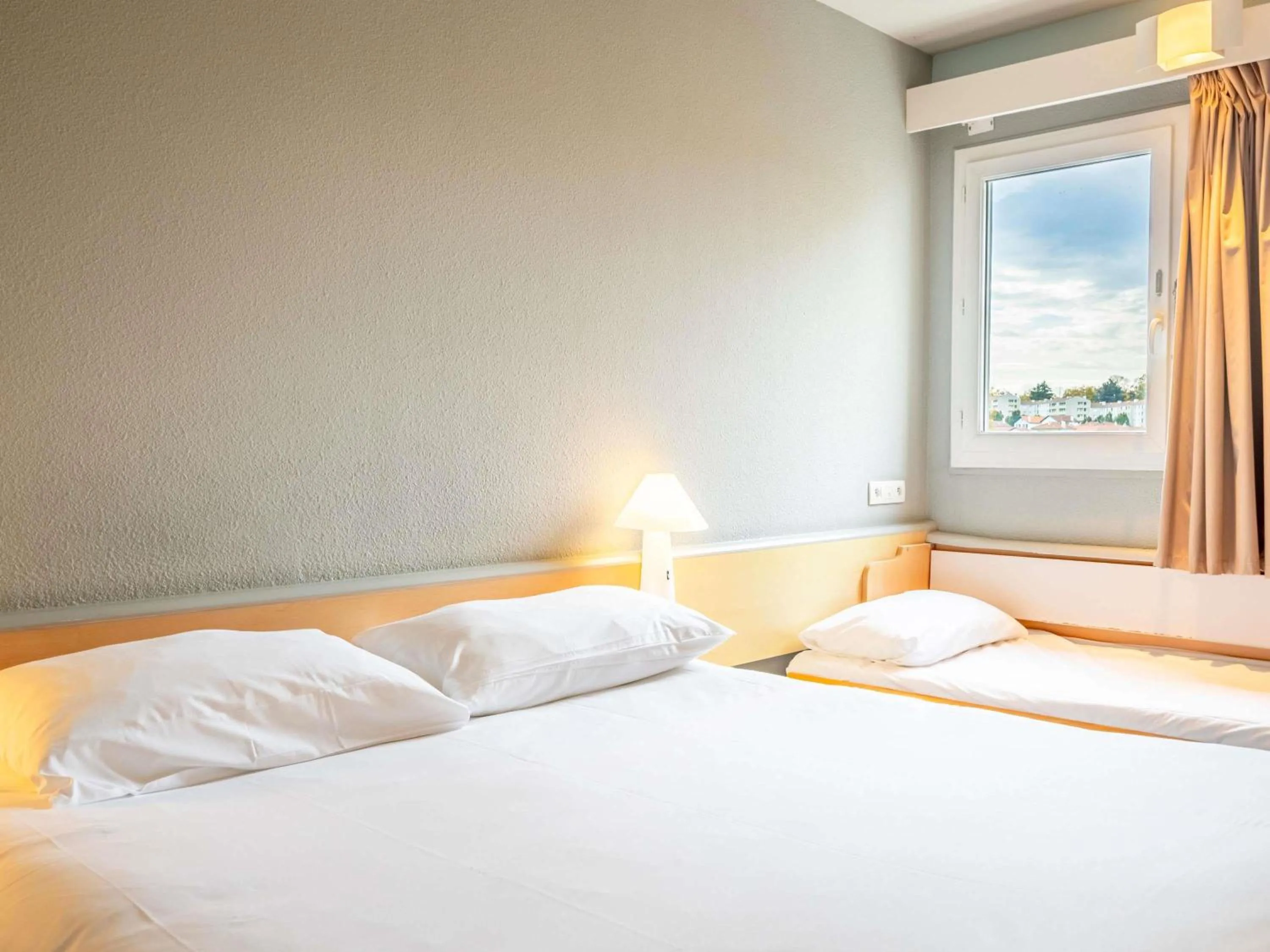 Bedroom, Bed in ibis Bayonne Centre