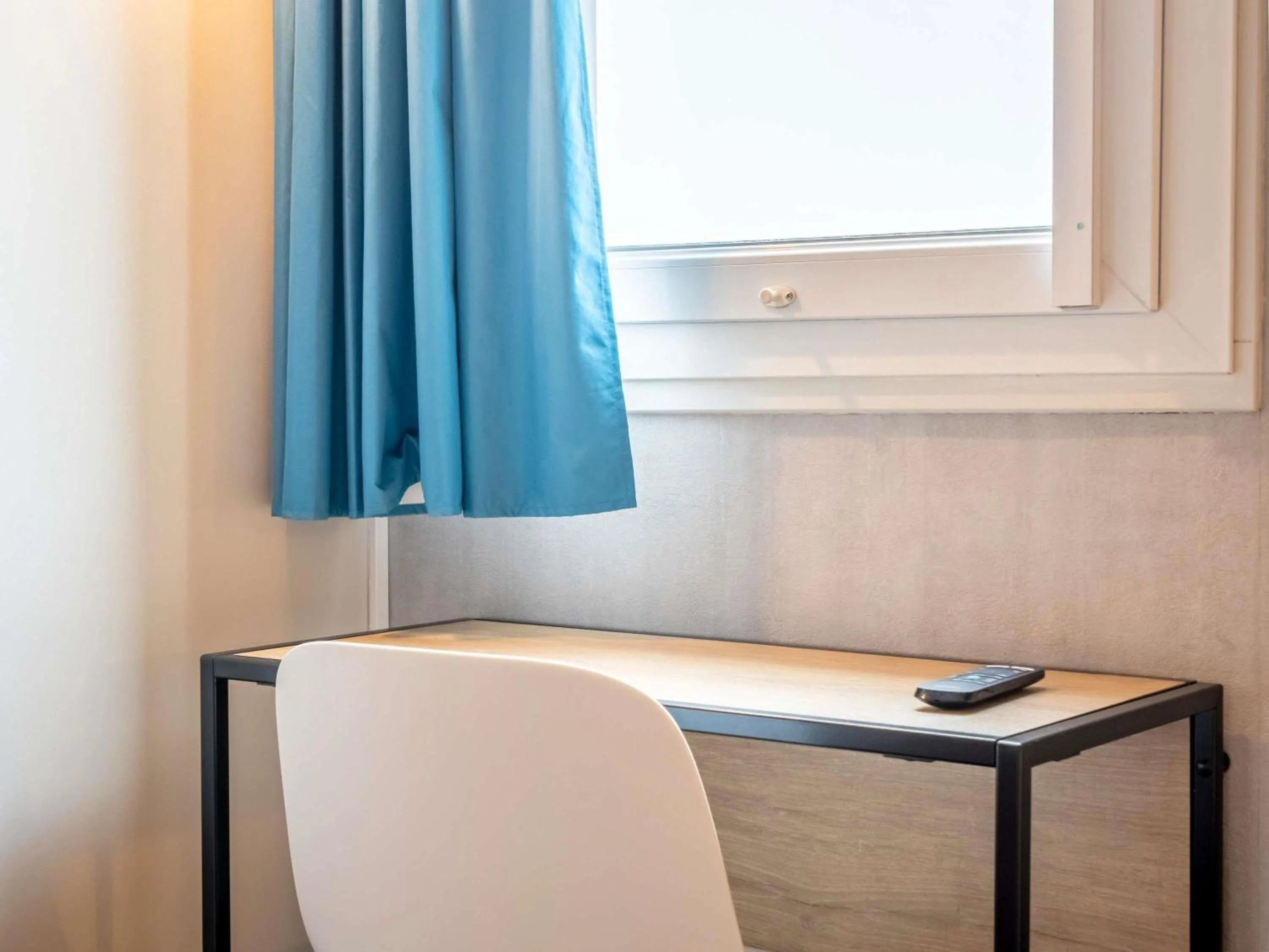 Bedroom in ibis Bayonne Centre