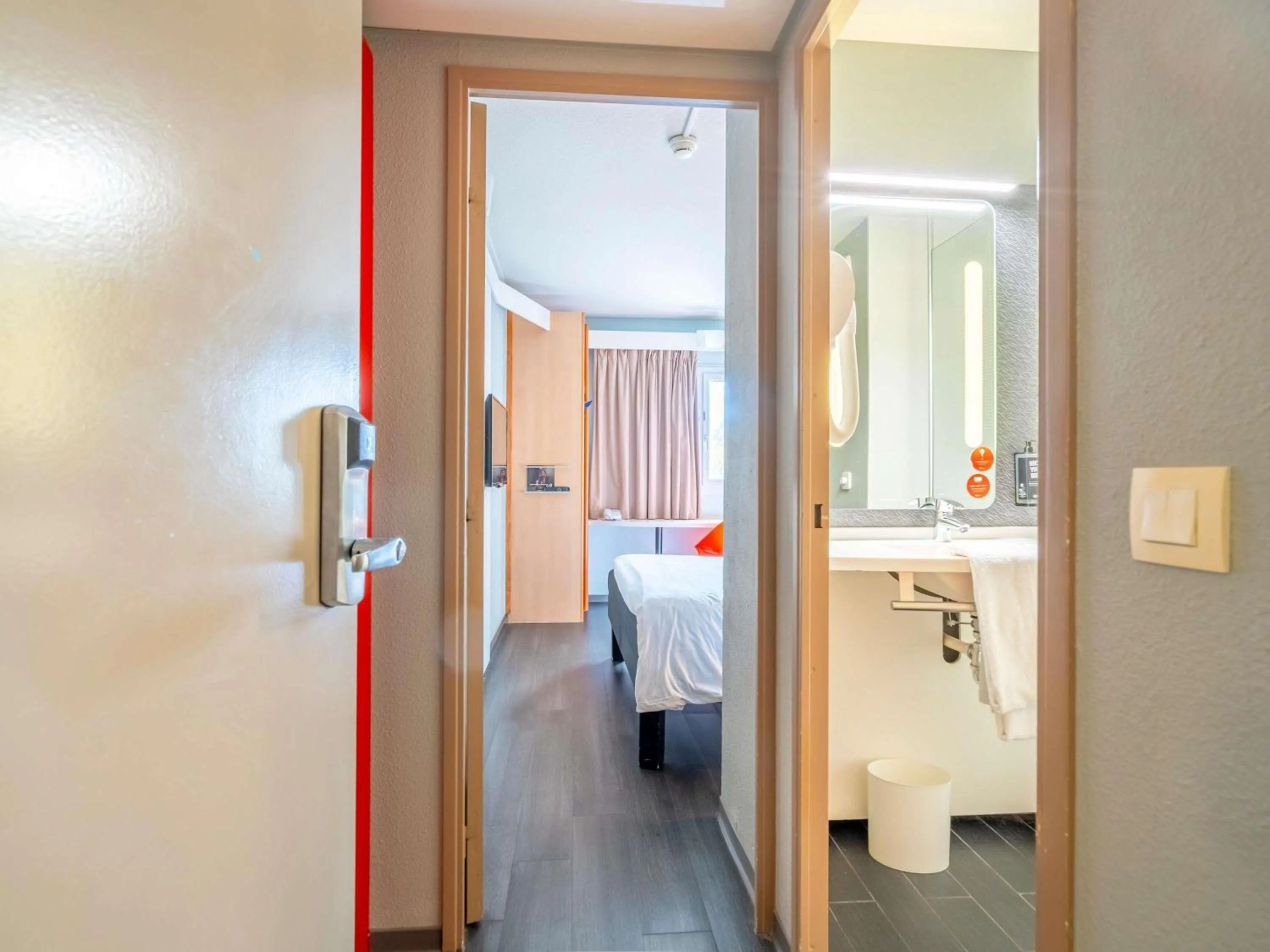 Bedroom, Bed in ibis Bayonne Centre