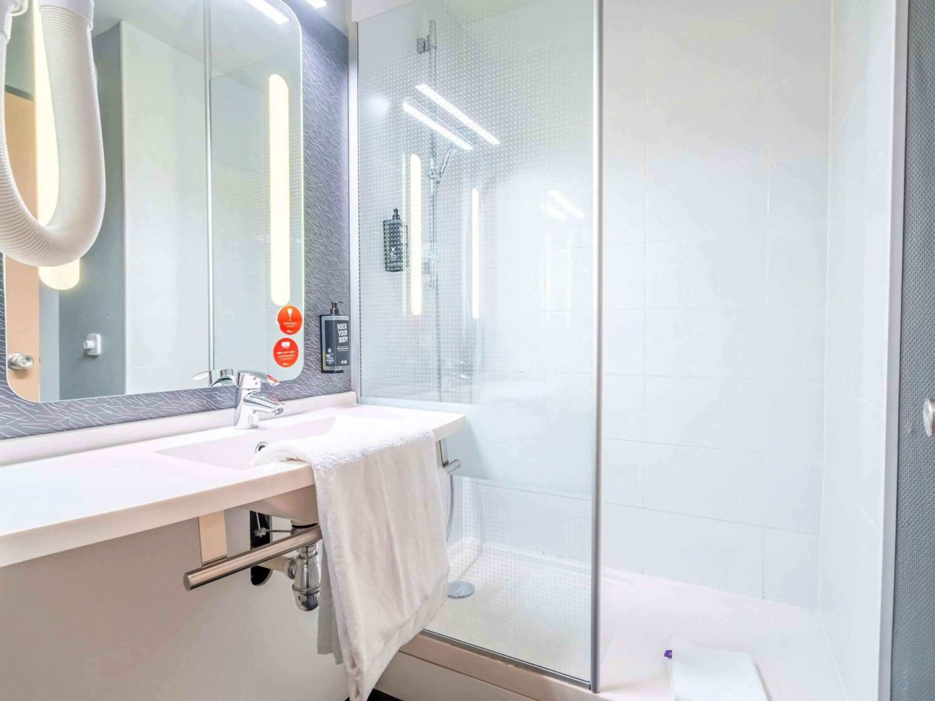 Bedroom in ibis Bayonne Centre