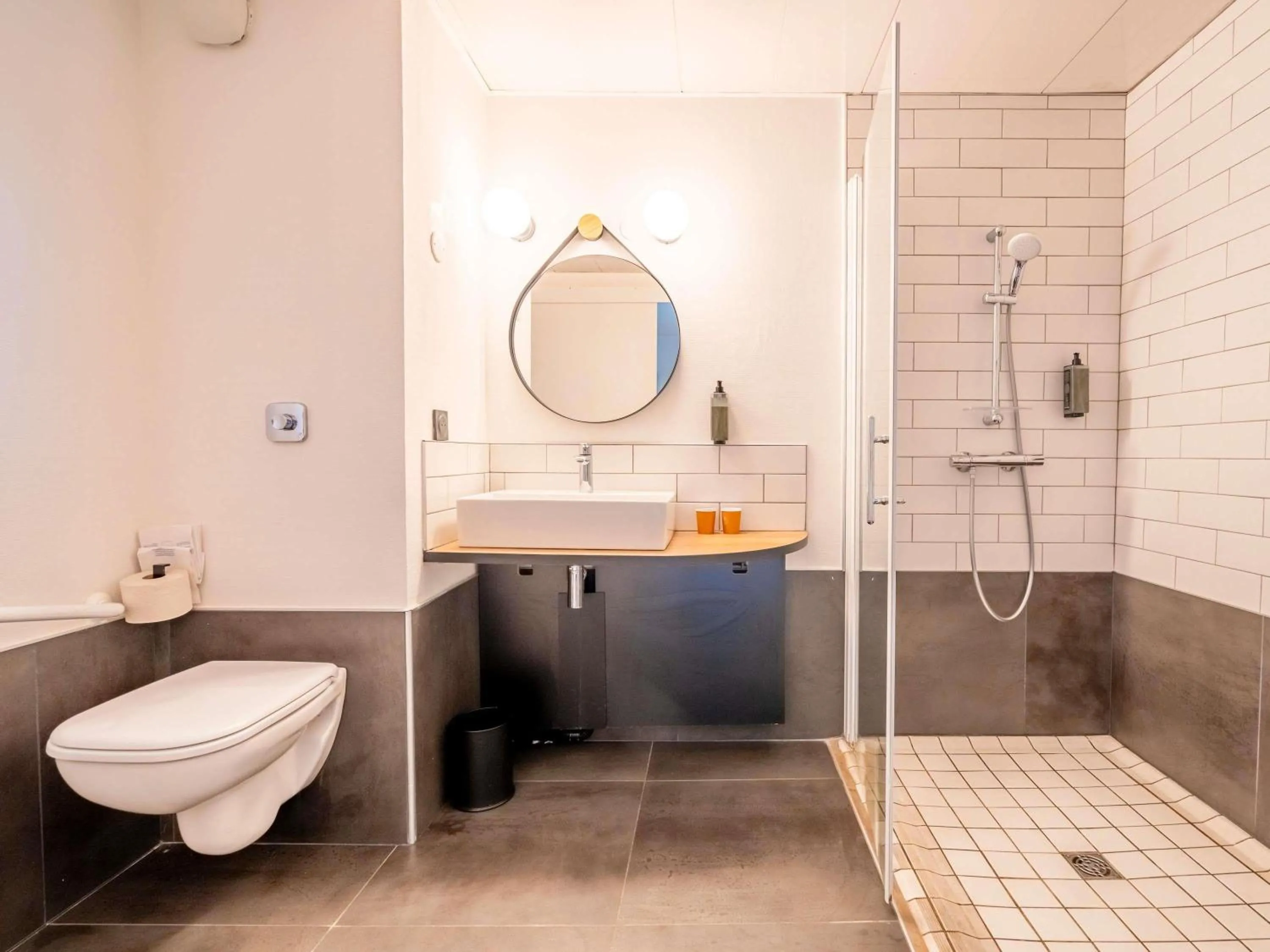 Bedroom in ibis Bayonne Centre