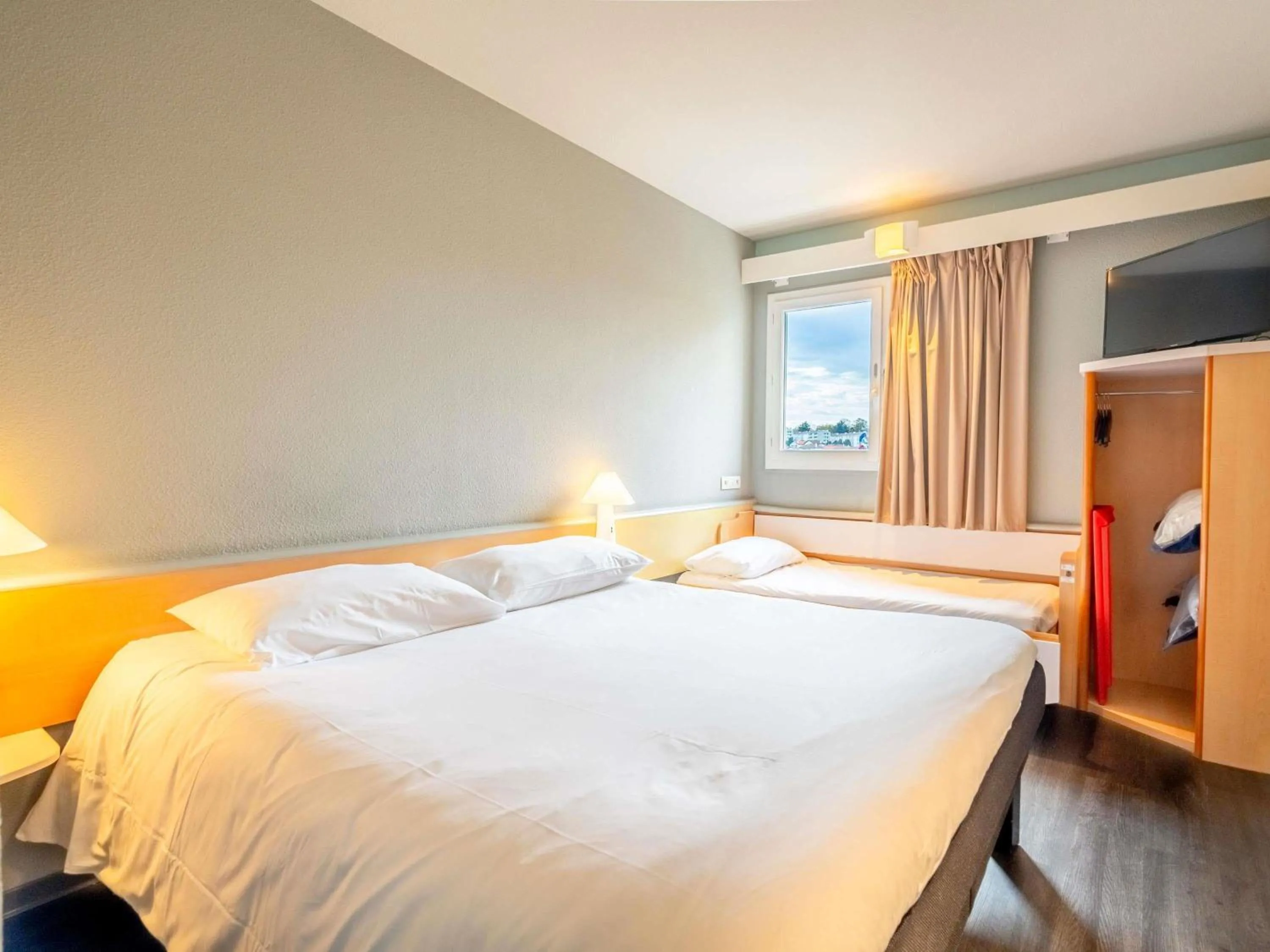 Bedroom, Bed in ibis Bayonne Centre