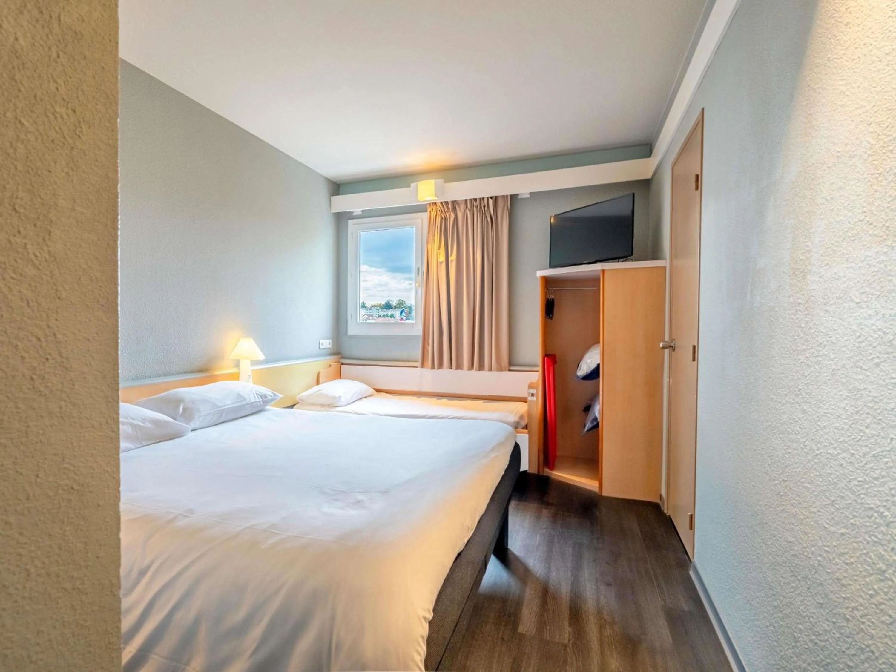 Bedroom, Bed in ibis Bayonne Centre