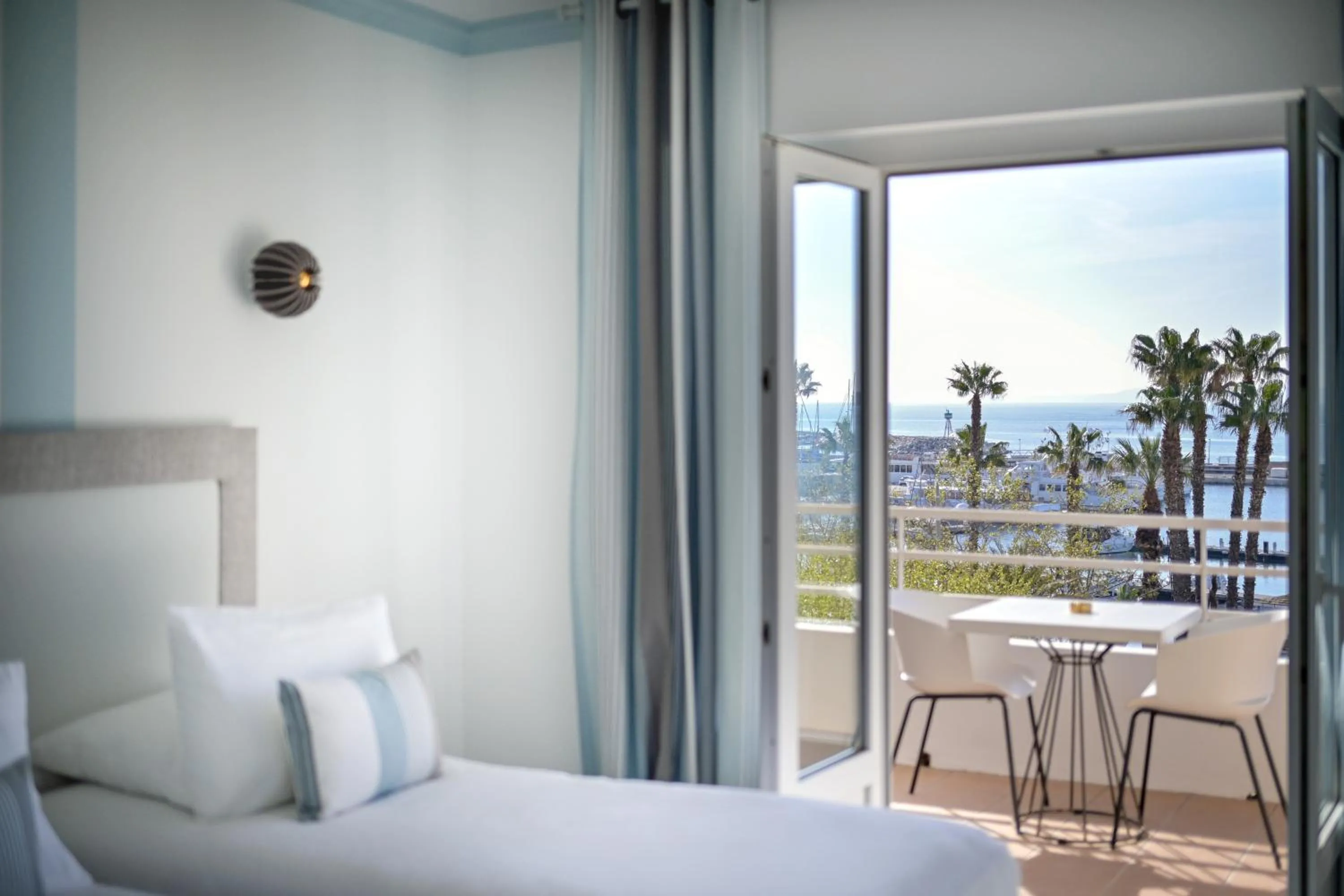 View (from property/room), Bed in Hotel Espadon bleu
