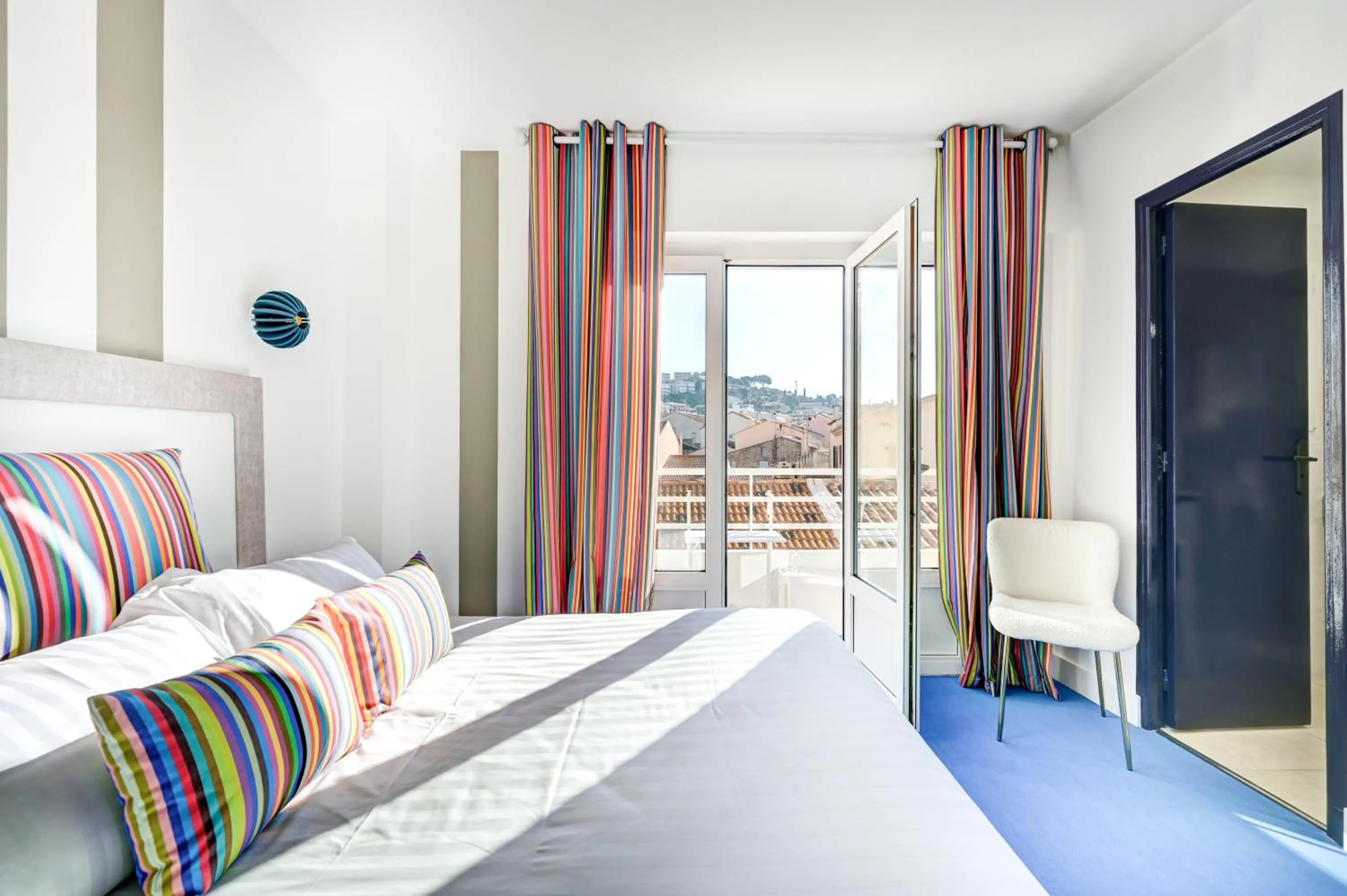 Bed in Hotel Espadon bleu