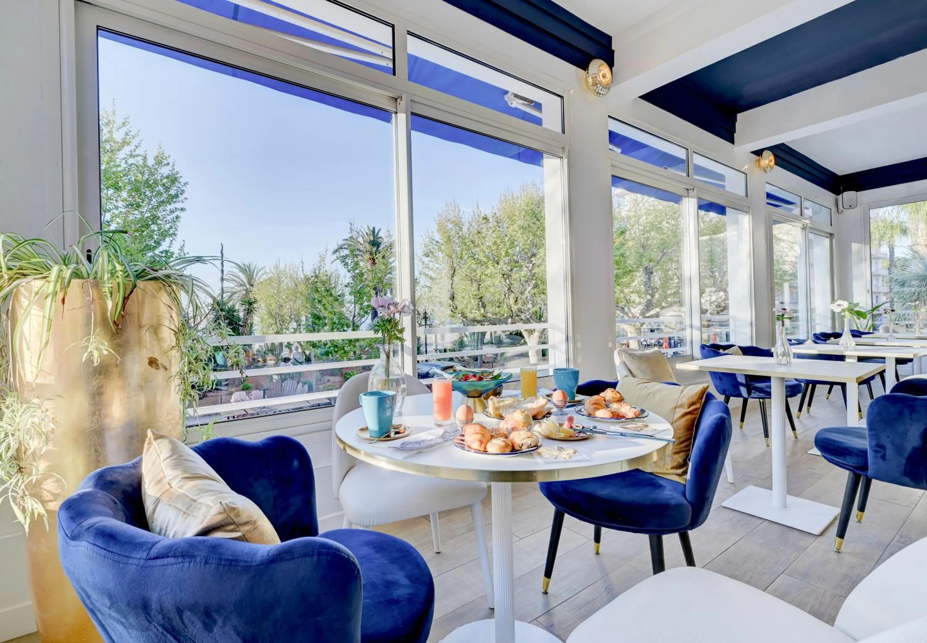 Food and drinks in Hotel Espadon bleu