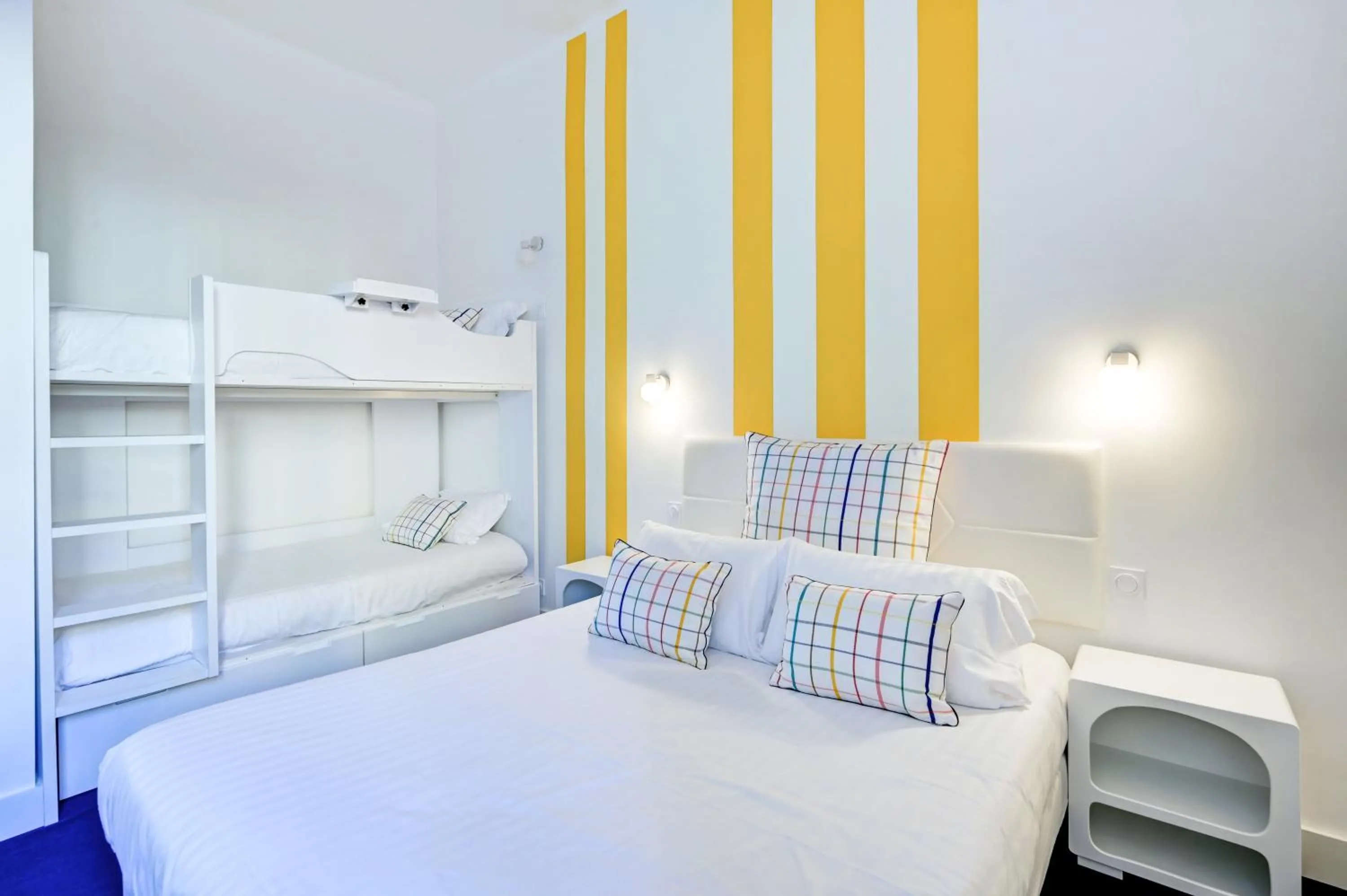 Bedroom, Bed in Hotel Espadon bleu