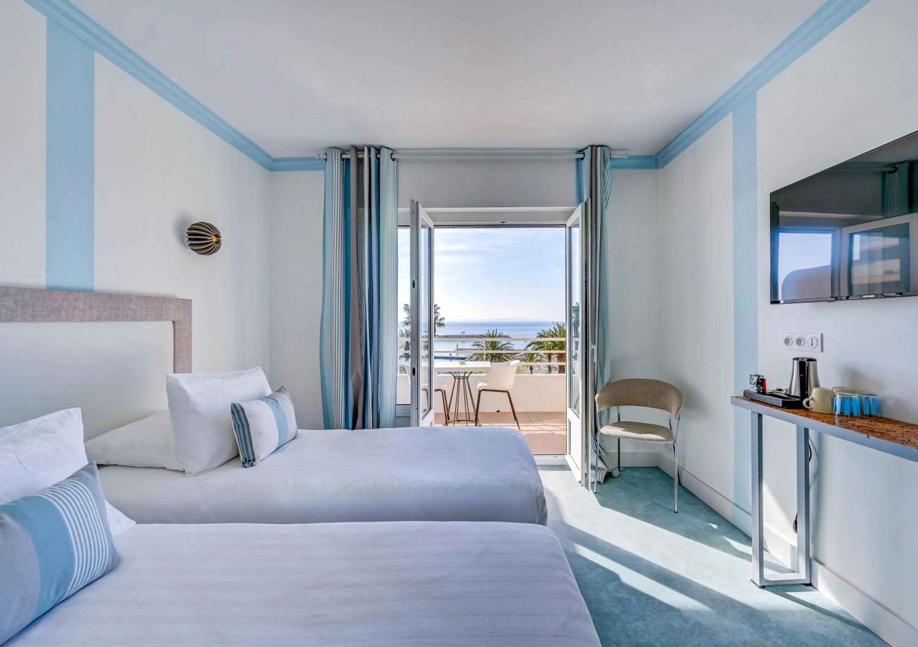 Photo of the whole room, Bed in Hotel Espadon bleu