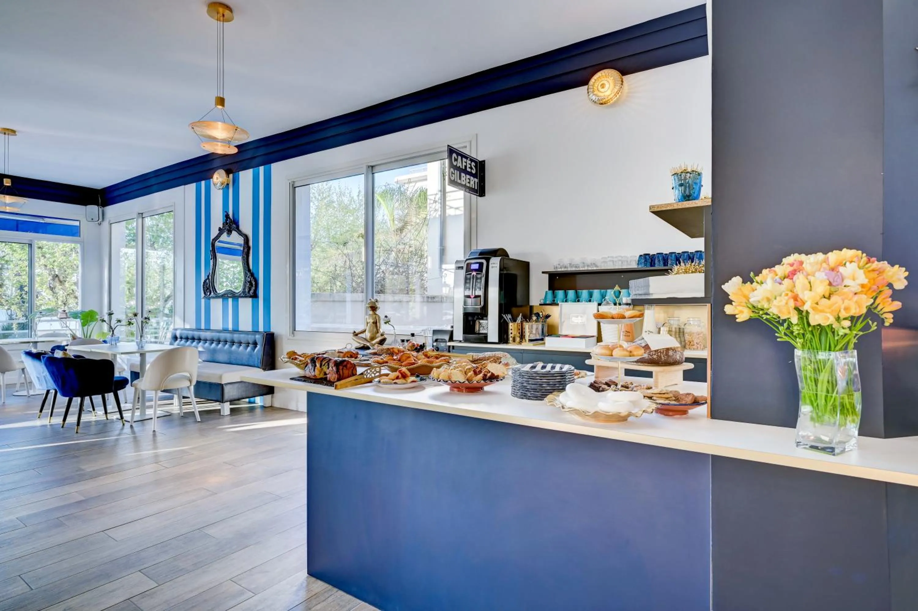 Food and drinks in Hotel Espadon bleu