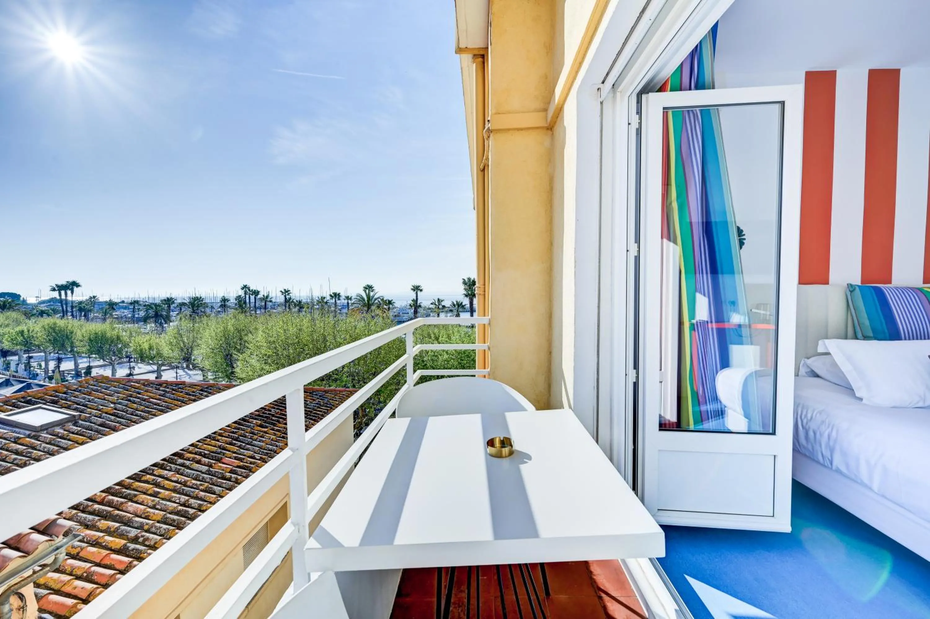 View (from property/room), Bed in Hotel Espadon bleu