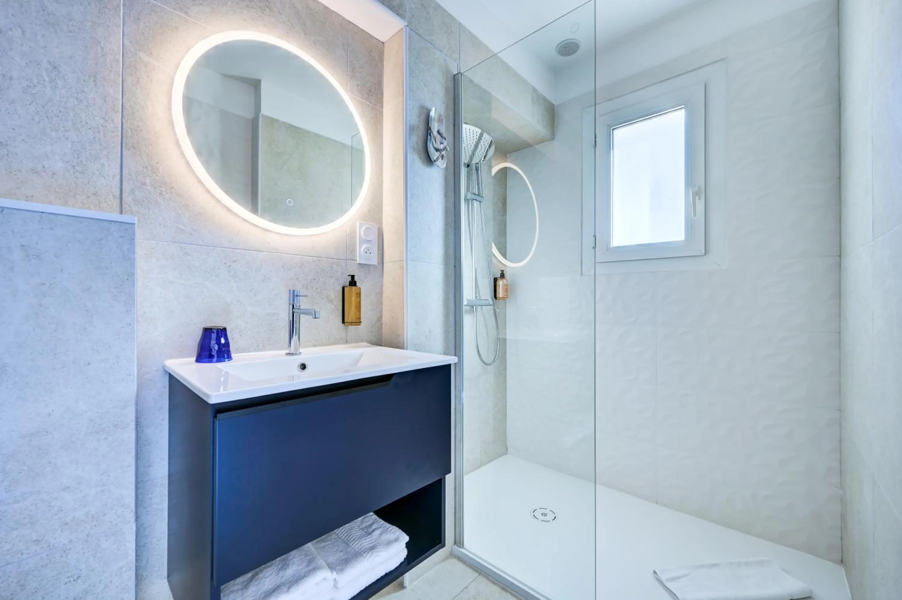 Shower in Hotel Espadon bleu