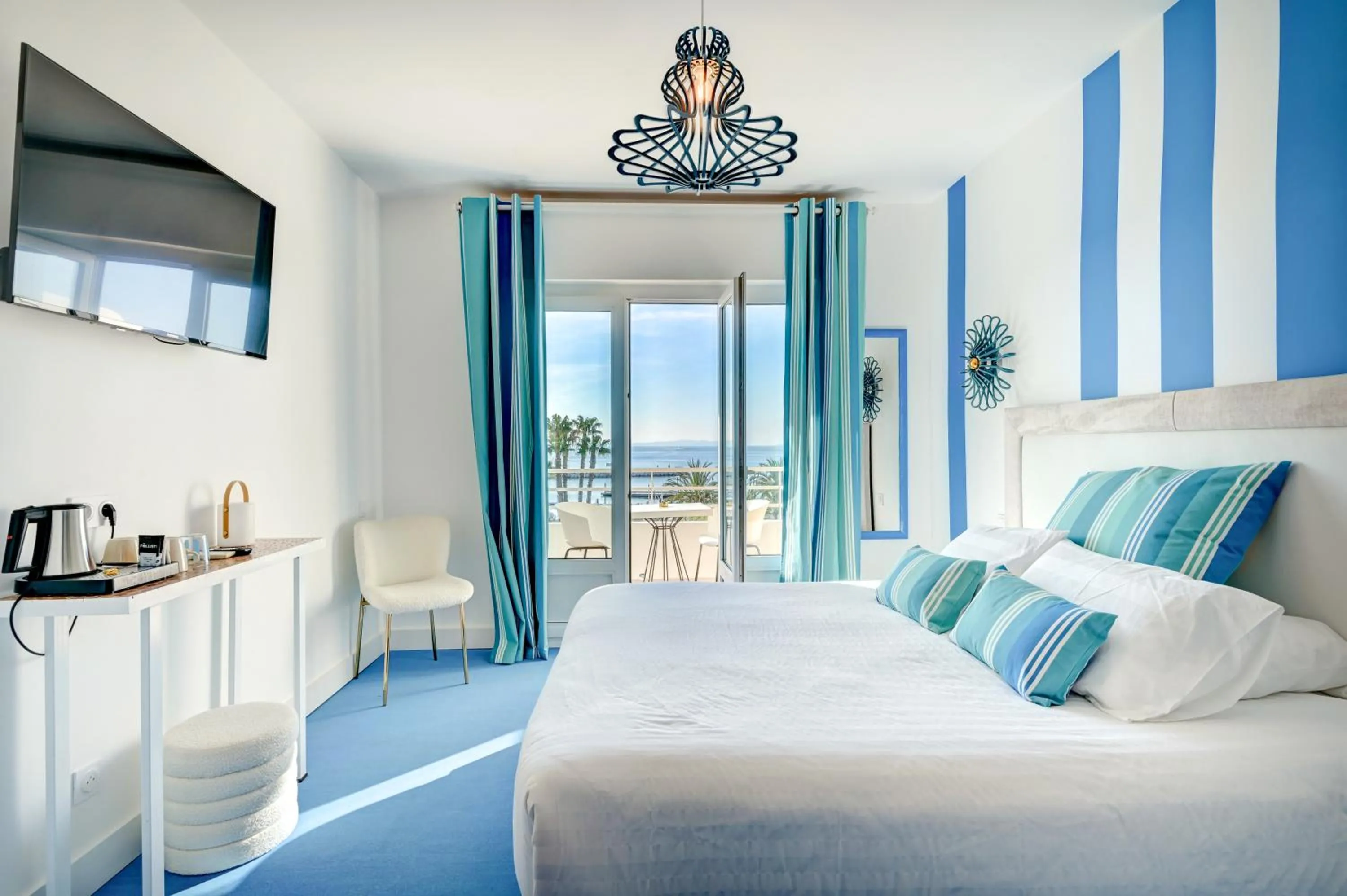 Bed in Hotel Espadon bleu