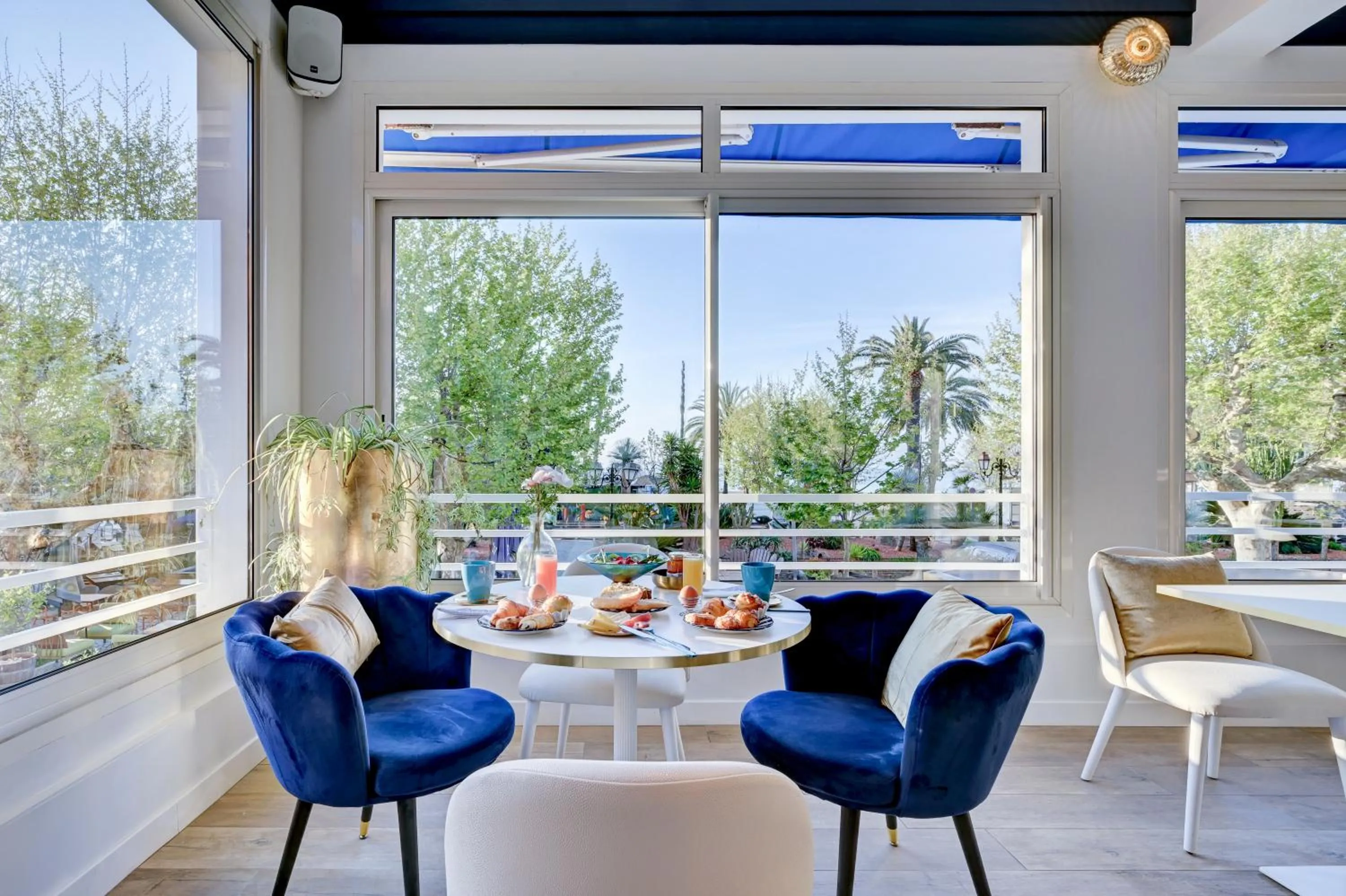Food and drinks in Hotel Espadon bleu