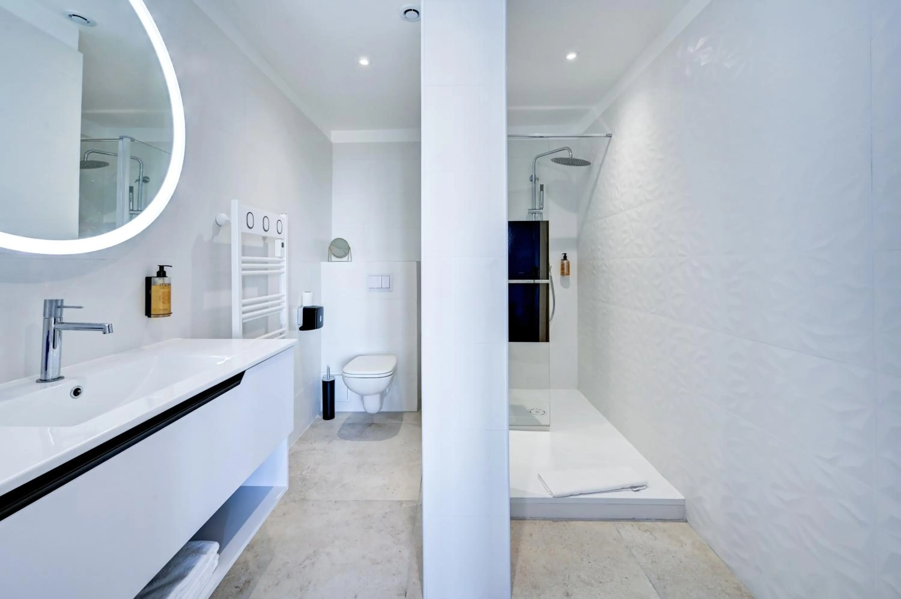 Shower in Hotel Espadon bleu