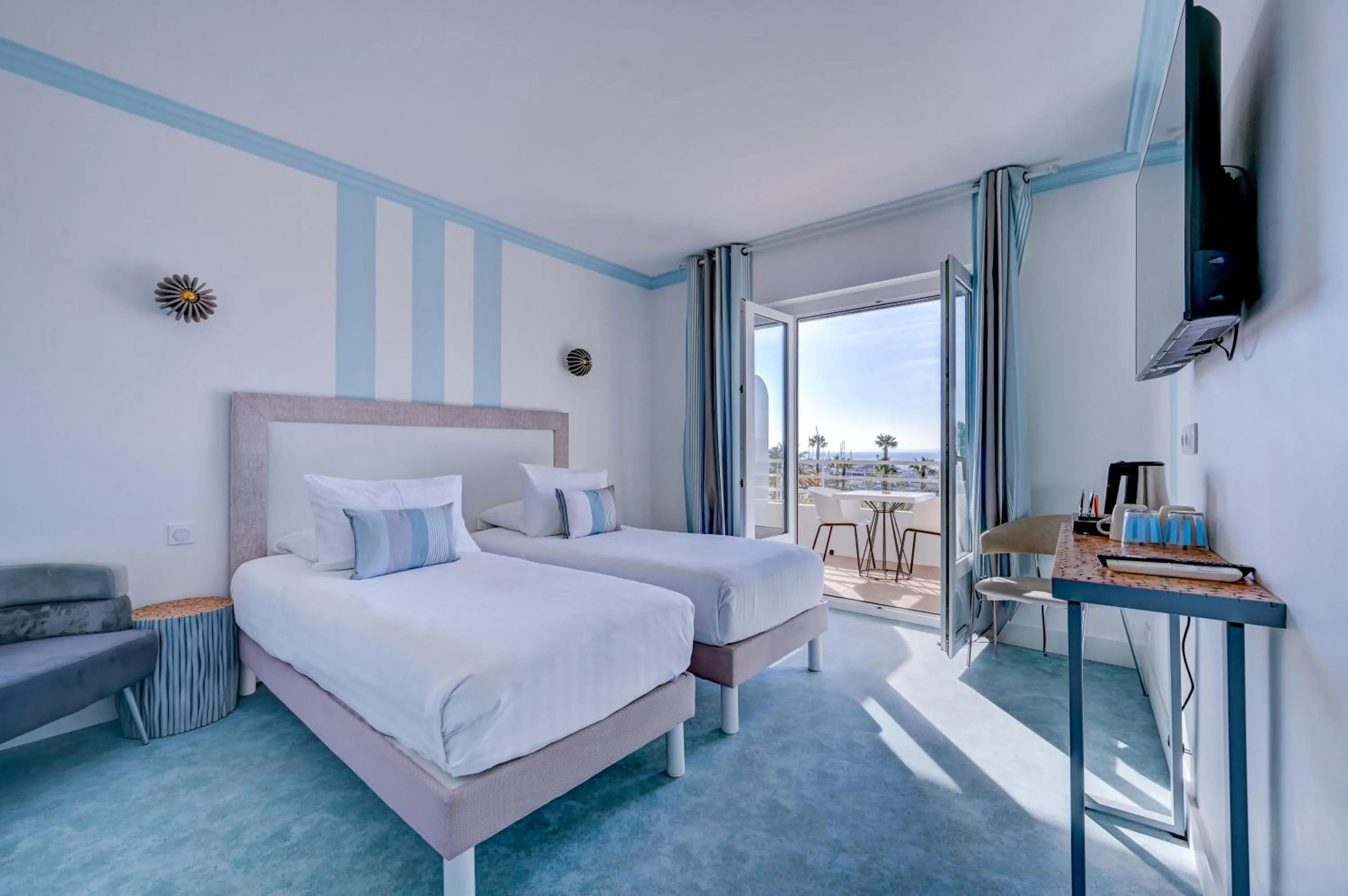 View (from property/room), Bed in Hotel Espadon bleu
