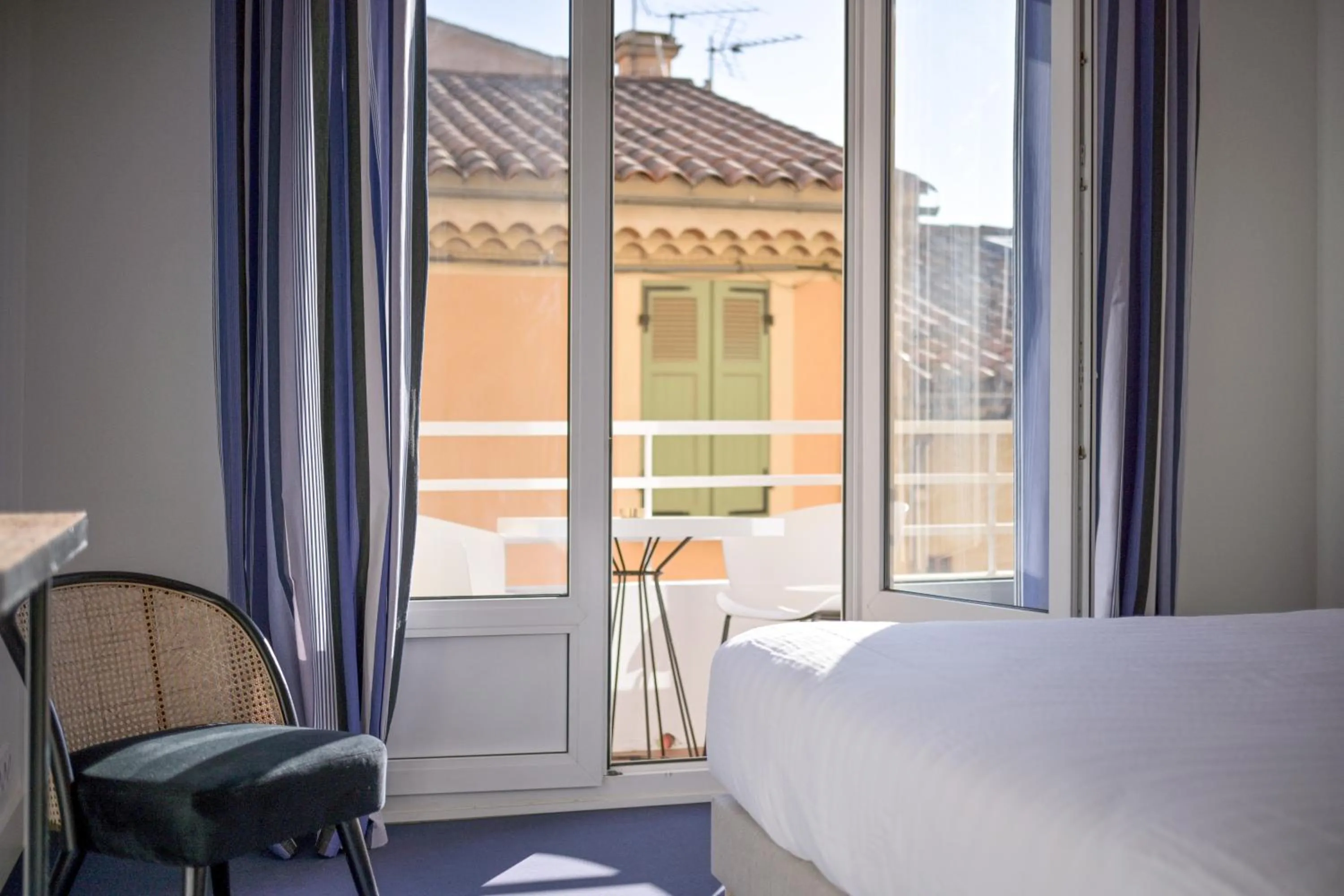 Bedroom, Bed in Hotel Espadon bleu