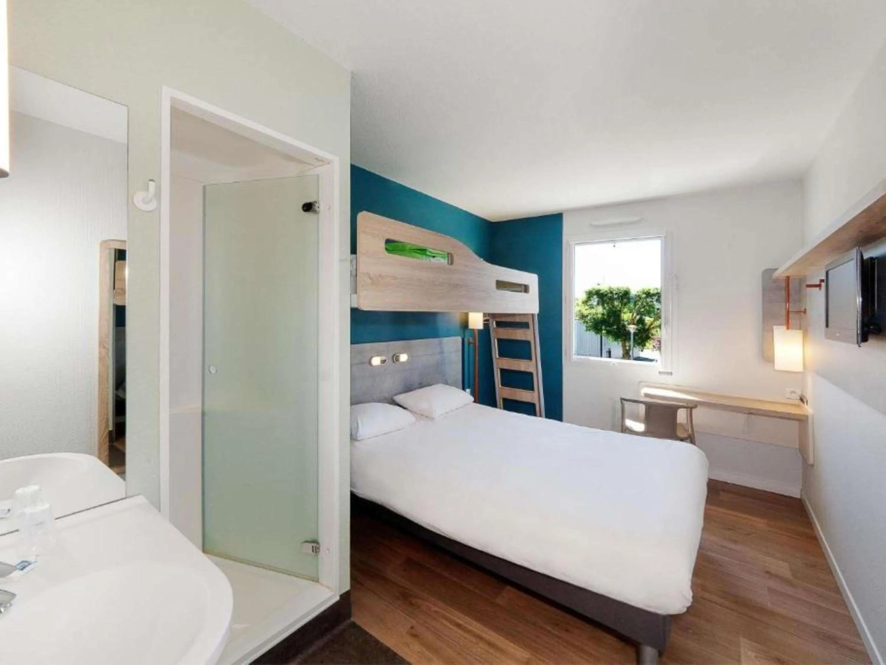 Bedroom, Bed in ibis budget Porte D'Orleans