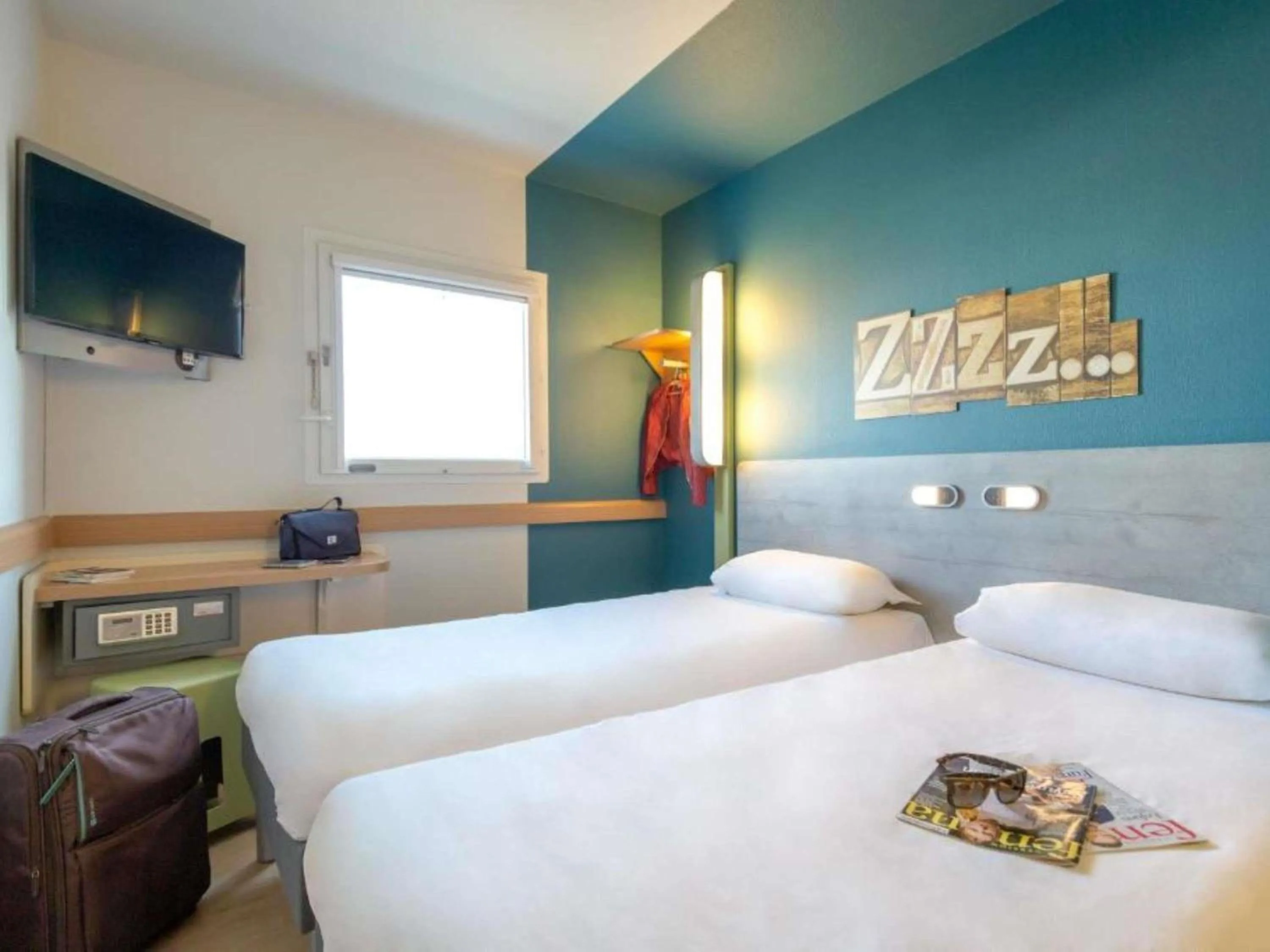 Bedroom, Bed in ibis budget Porte D'Orleans