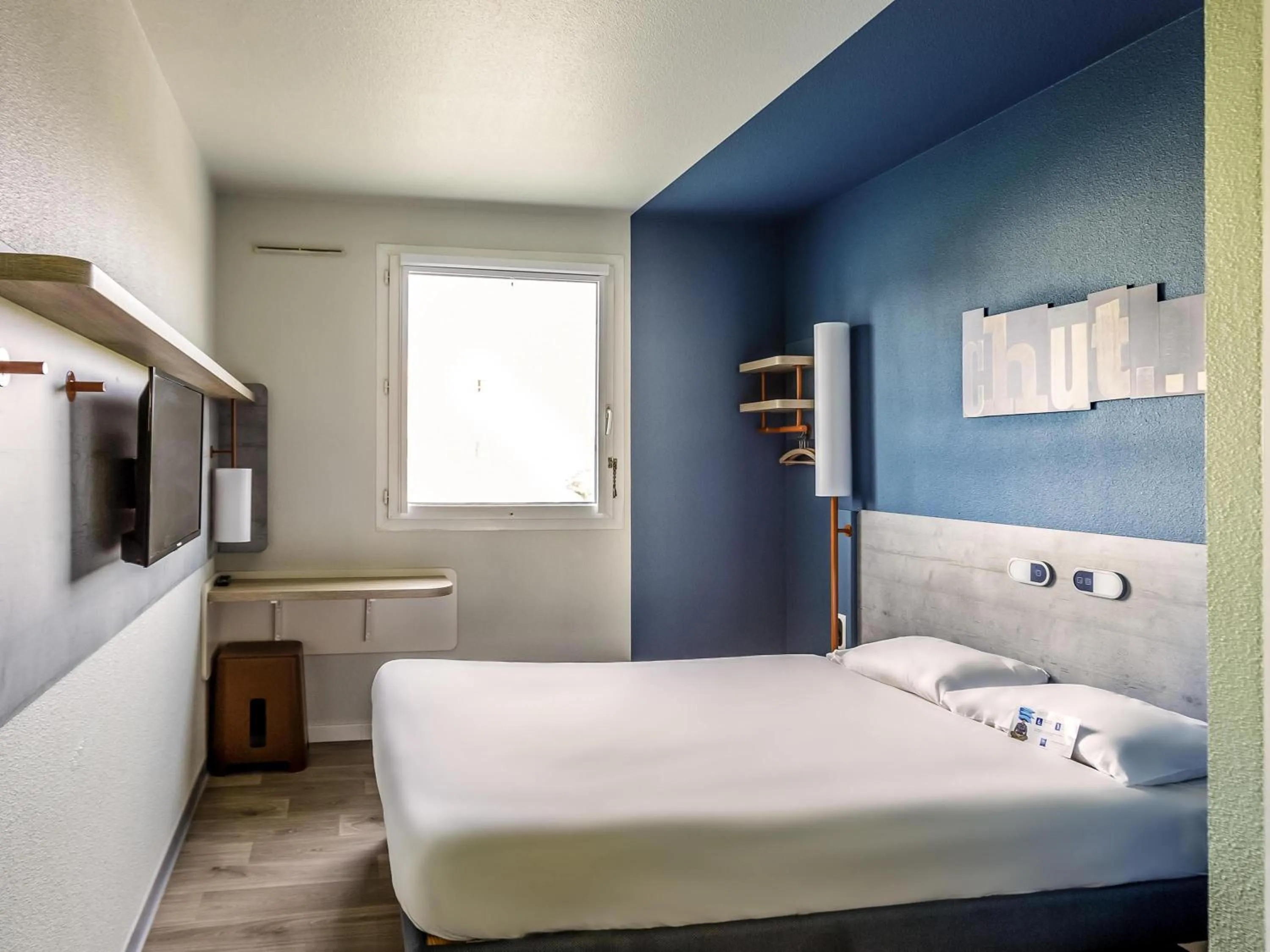 Bedroom, Bed in ibis budget Porte D'Orleans