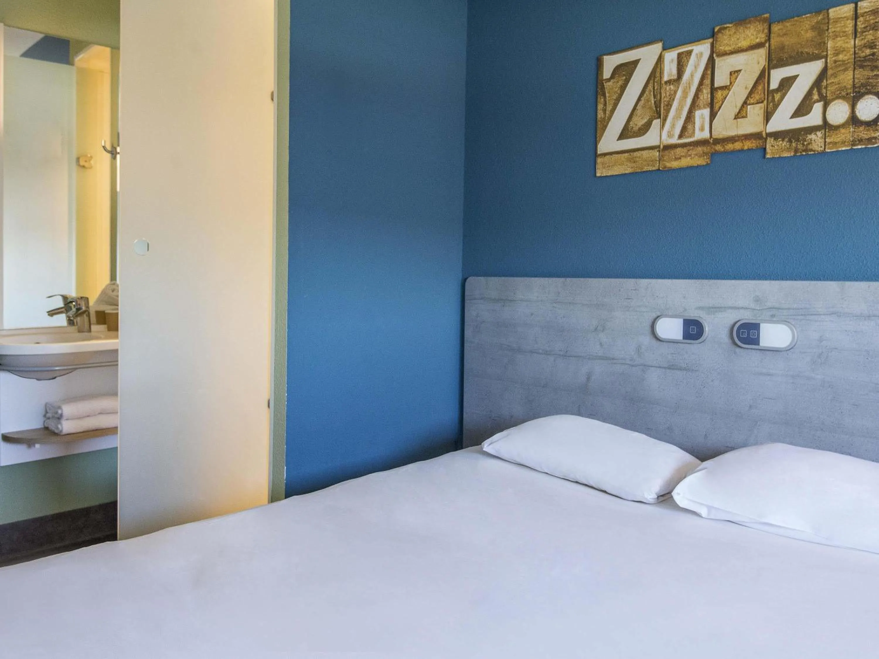 Bedroom, Bed in ibis budget Porte D'Orleans