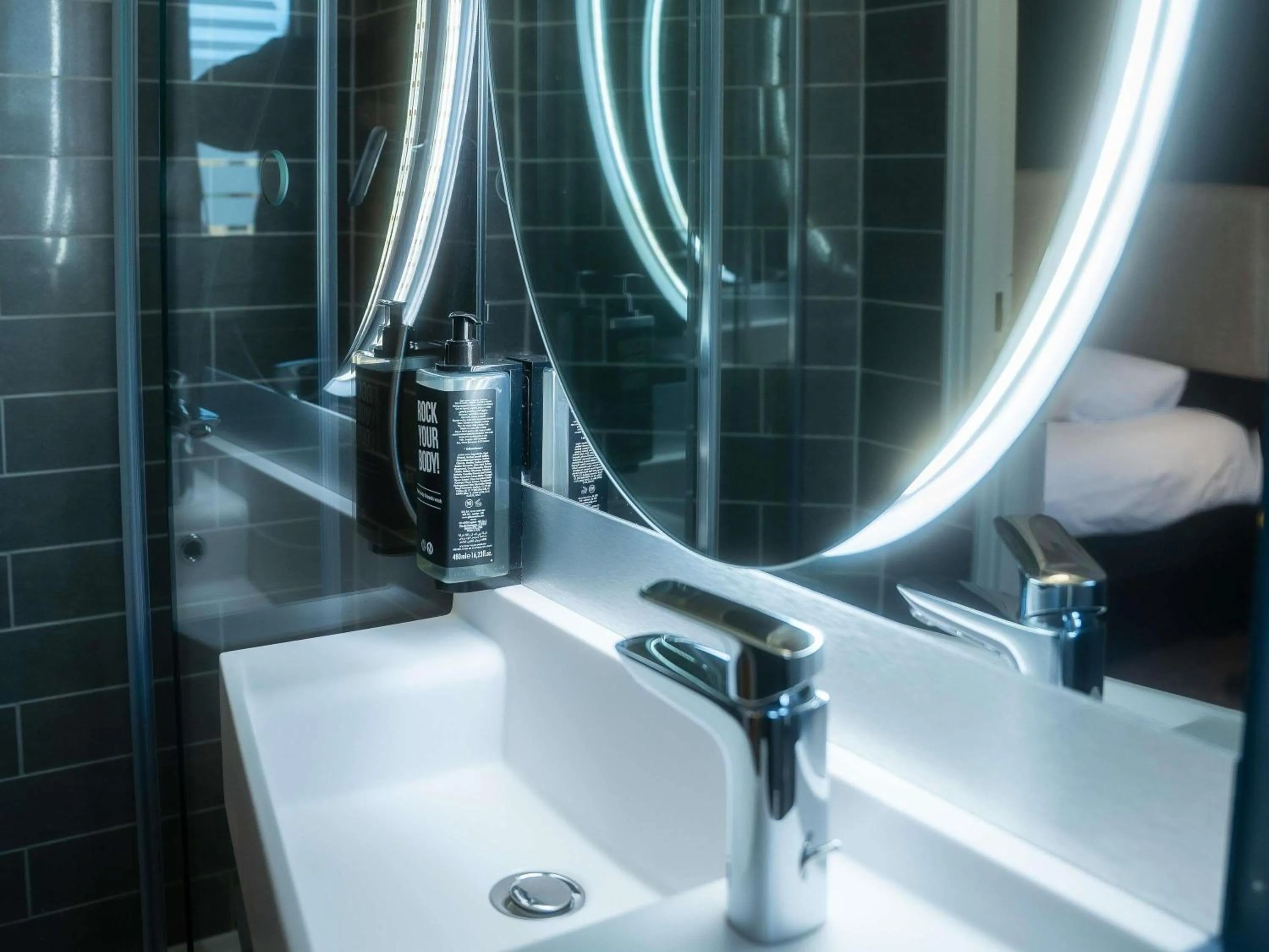 Bedroom in ibis Nice Centre Gare