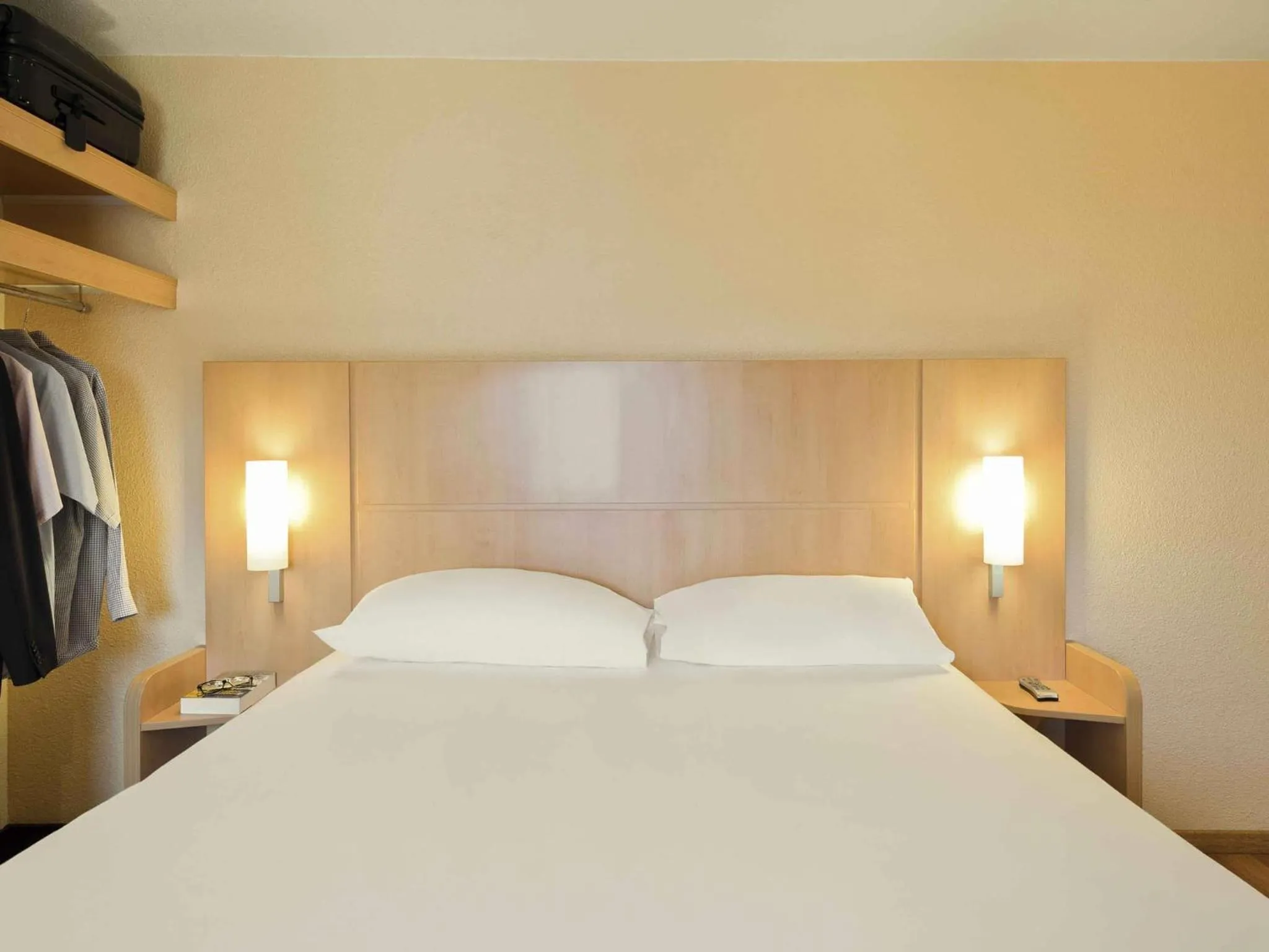 Bedroom, Bed in ibis Nice Centre Gare