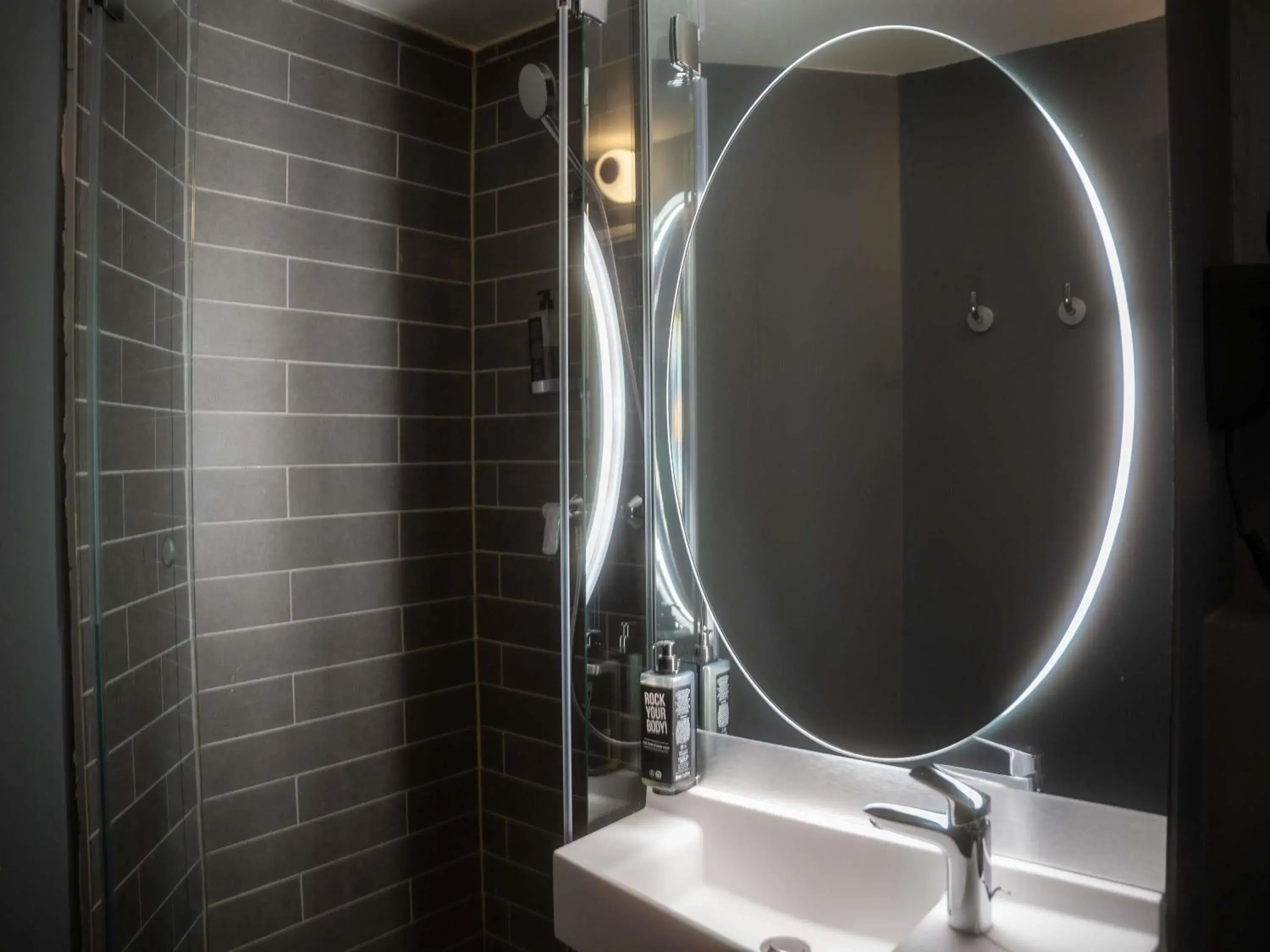 Bedroom in ibis Nice Centre Gare Bedroom in ibis Nice Centre Gare