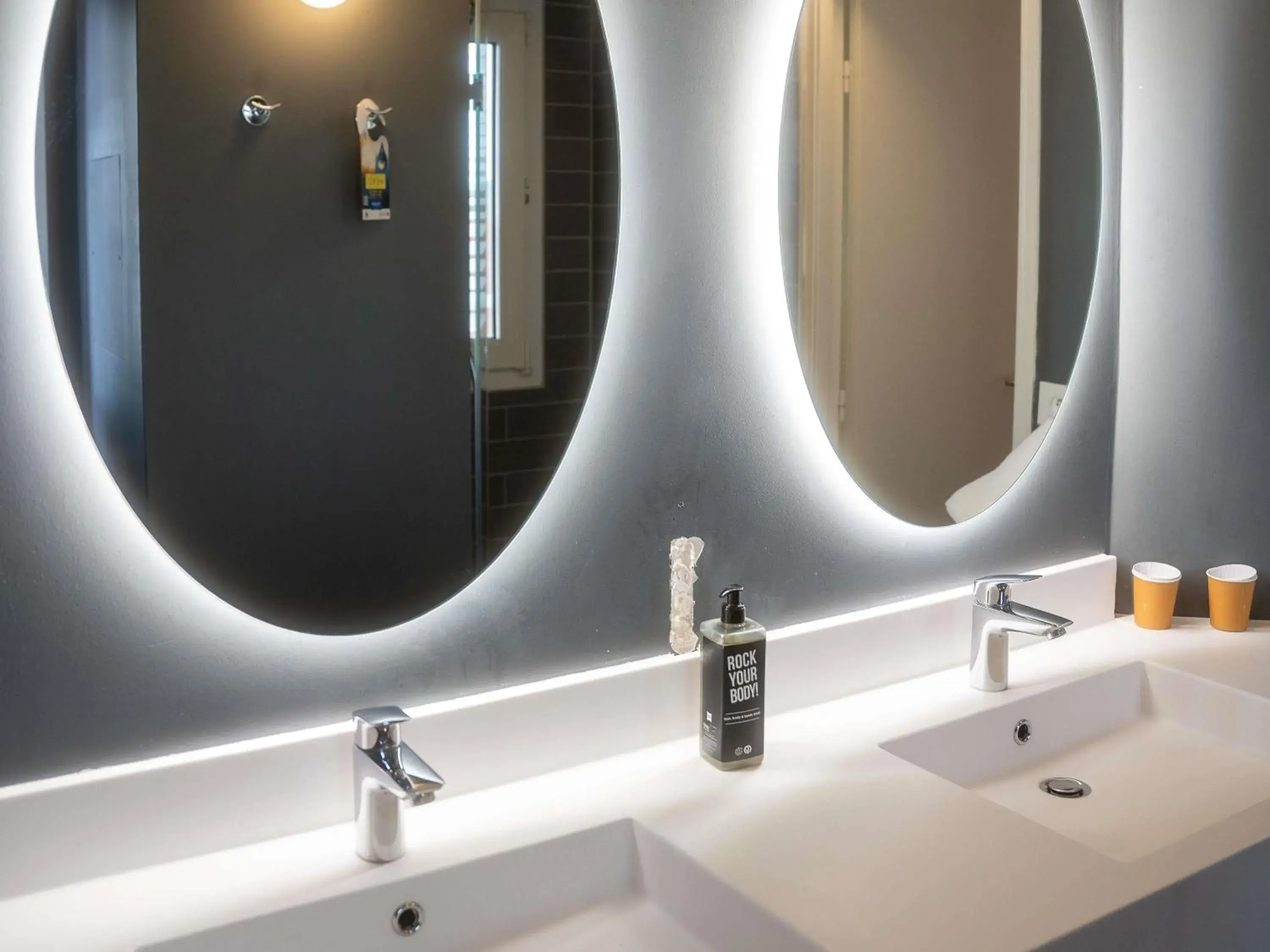 Bedroom in ibis Nice Centre Gare Bedroom in ibis Nice Centre Gare