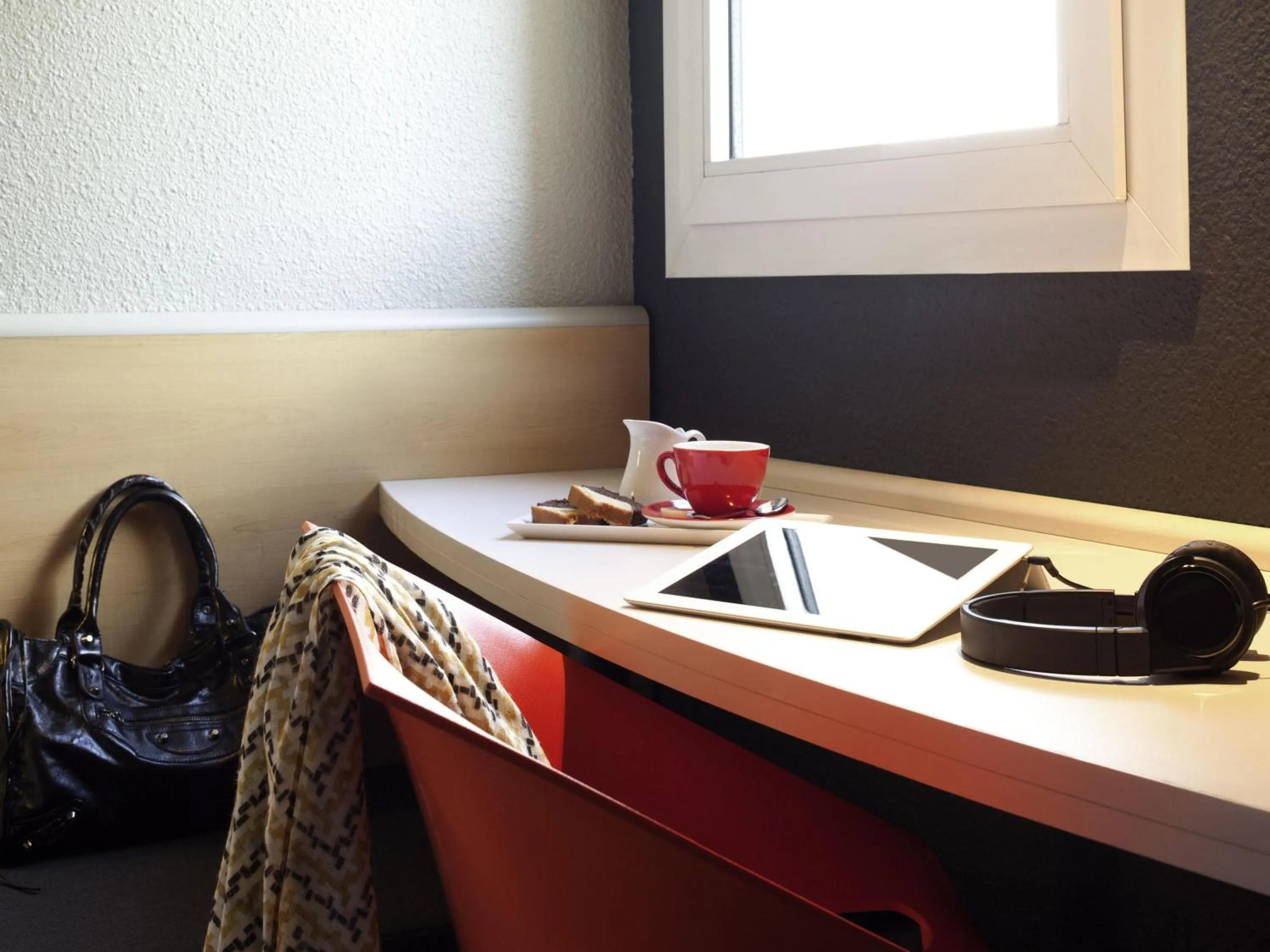 Bedroom in ibis Pau Lescar