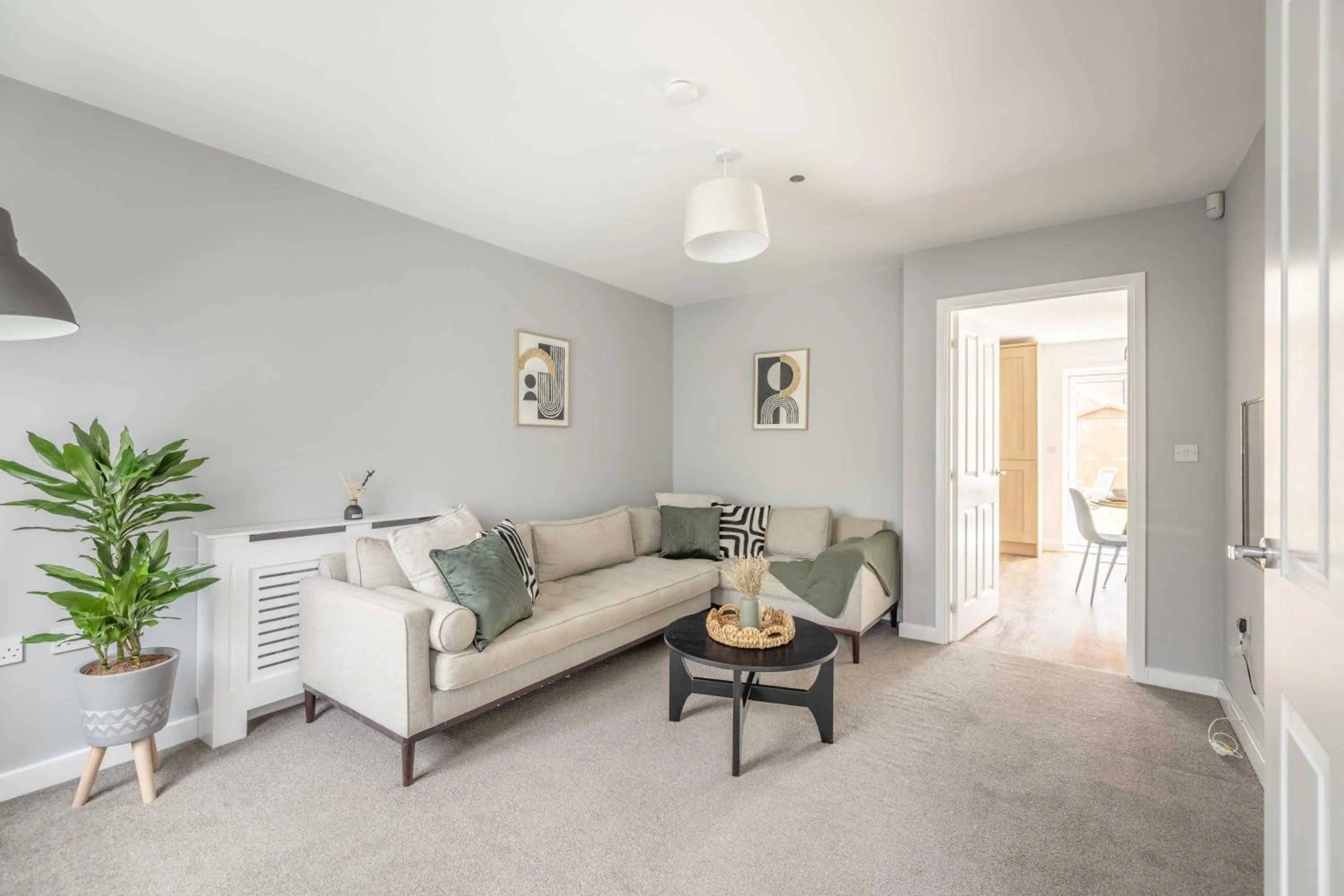 Windsor 10 Mins - 3 Bedrooms, 2 Bathrooms House with Parking - By Tempstay