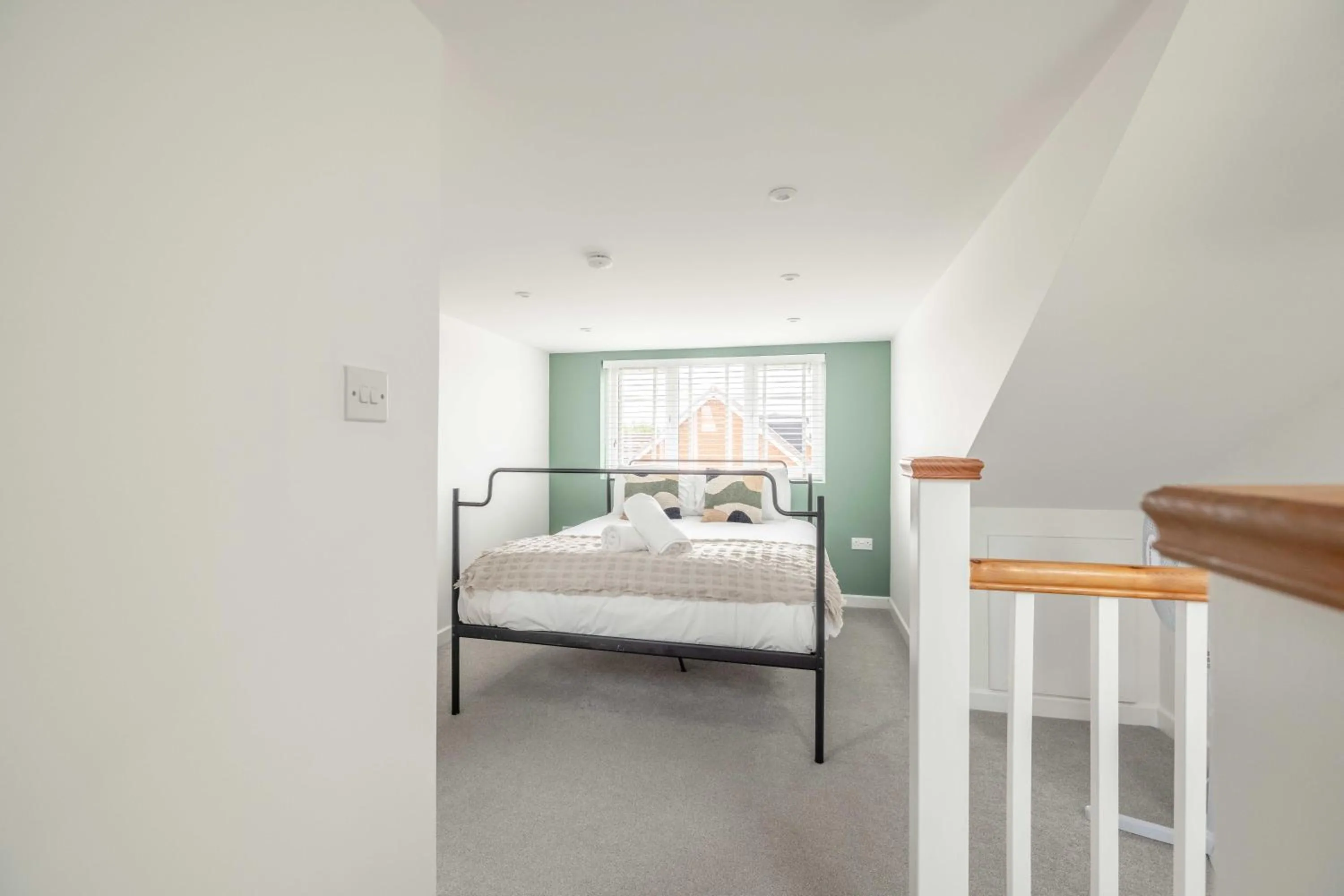 Windsor 10 Mins - 3 Bedrooms, 2 Bathrooms House with Parking - By Tempstay