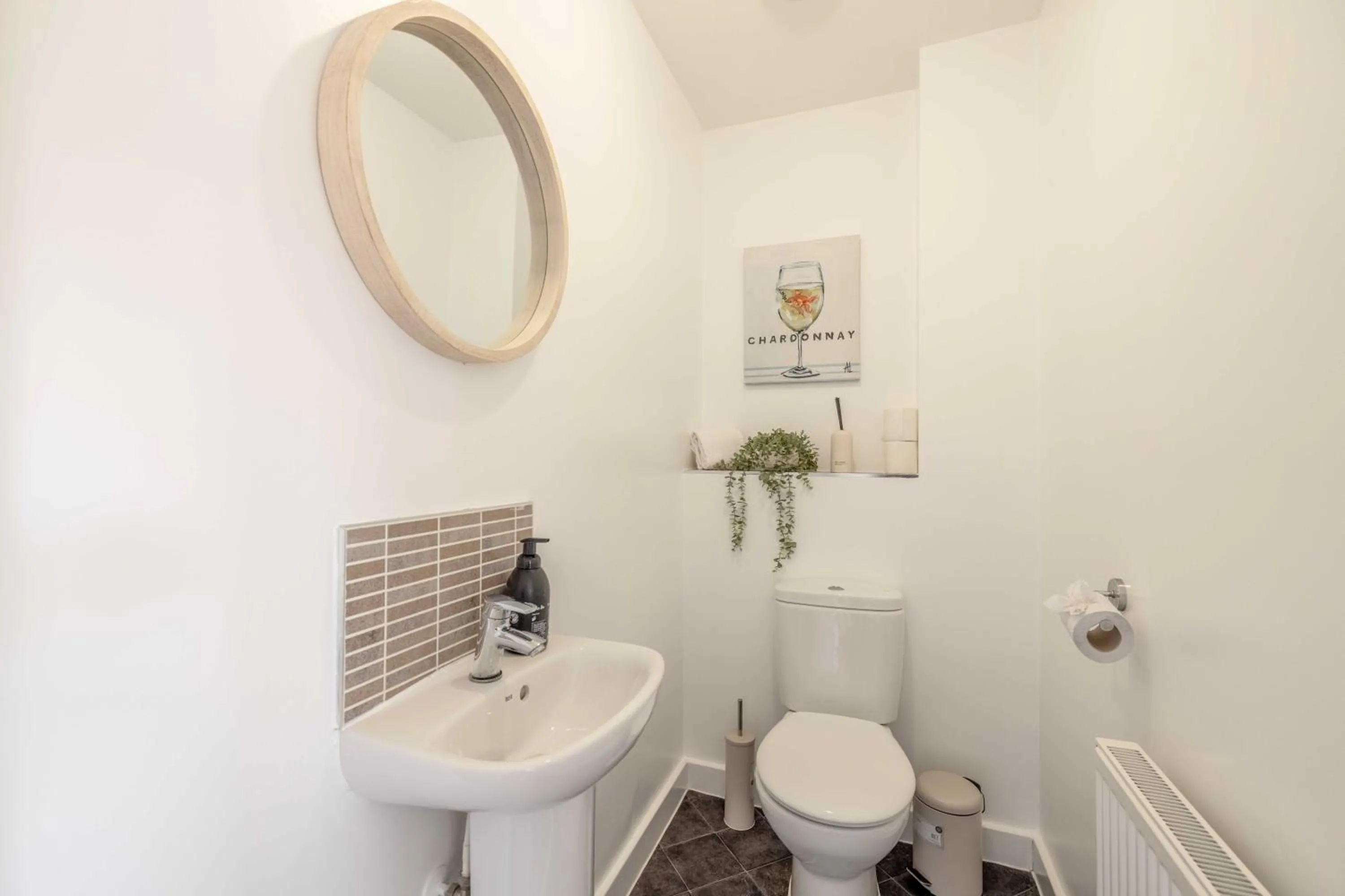 Windsor 10 Mins - 3 Bedrooms, 2 Bathrooms House with Parking - By Tempstay