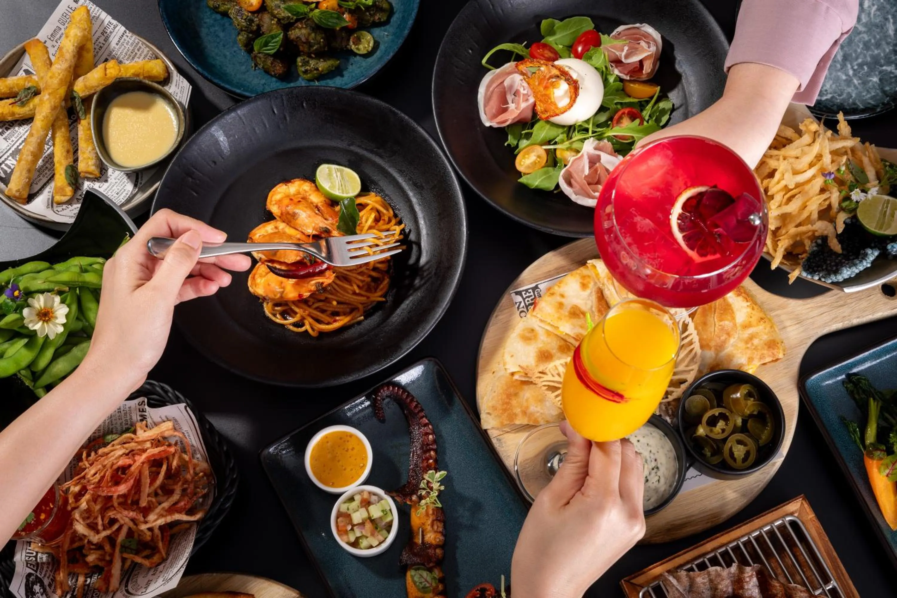 Lounge or bar in Carlton Hotel Bangkok Sukhumvit