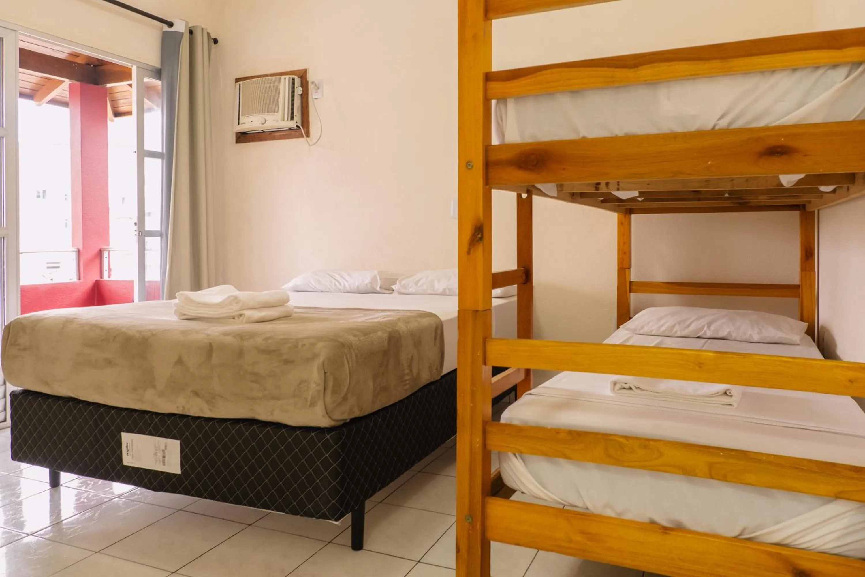 Bed in HANNA Amsterdam Hotel & Eventos