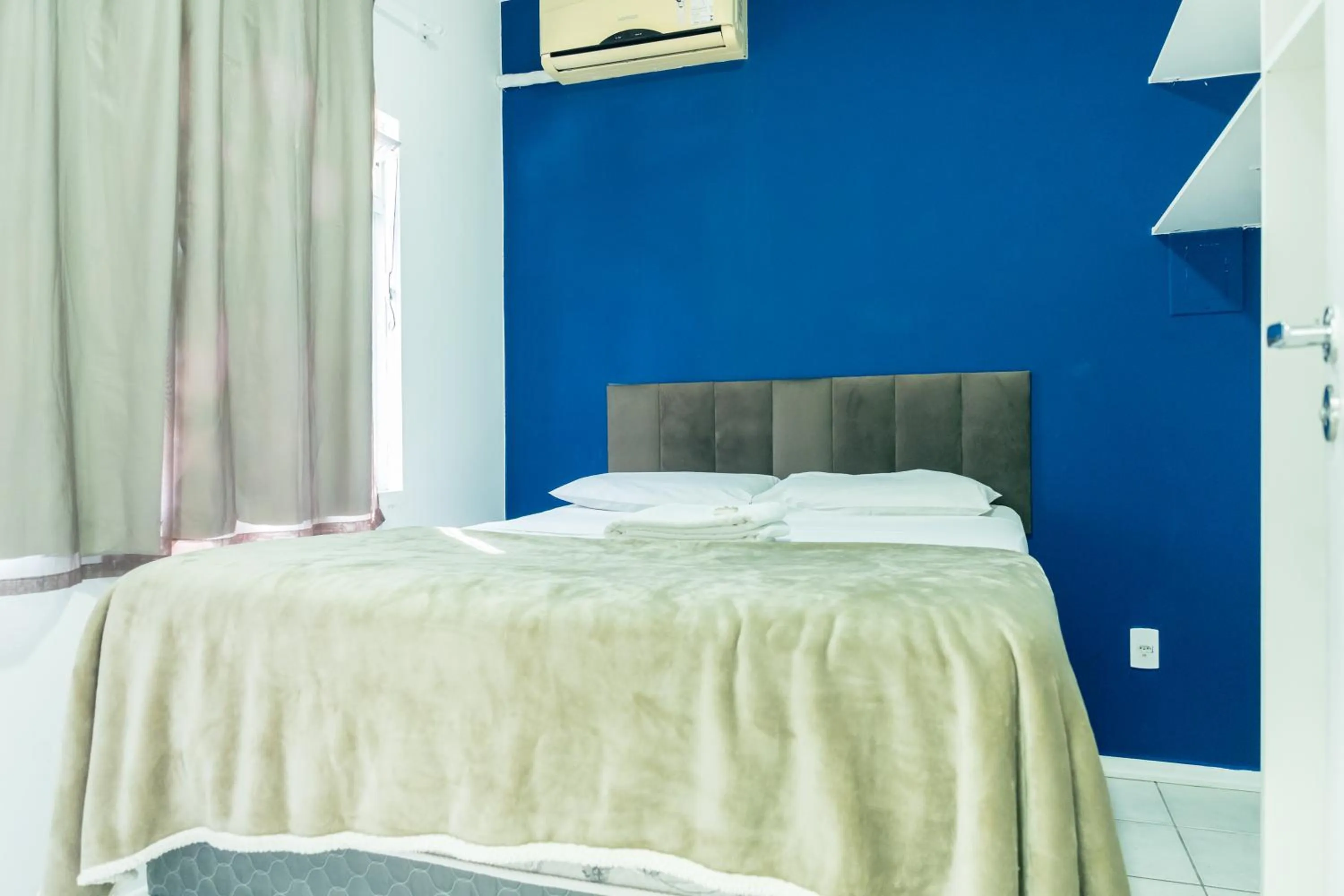 Bed in HANNA Amsterdam Hotel & Eventos