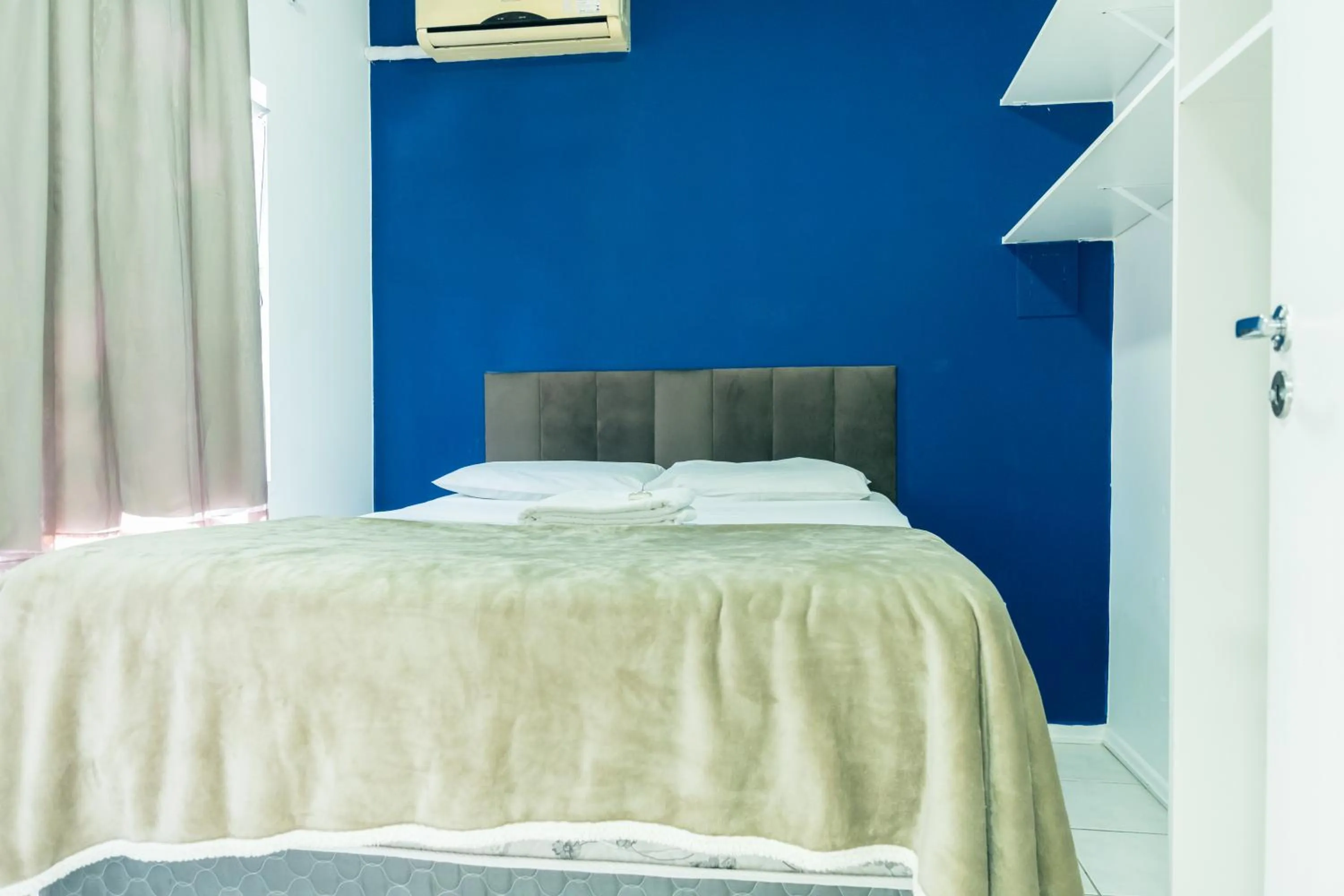 Bed in HANNA Amsterdam Hotel & Eventos