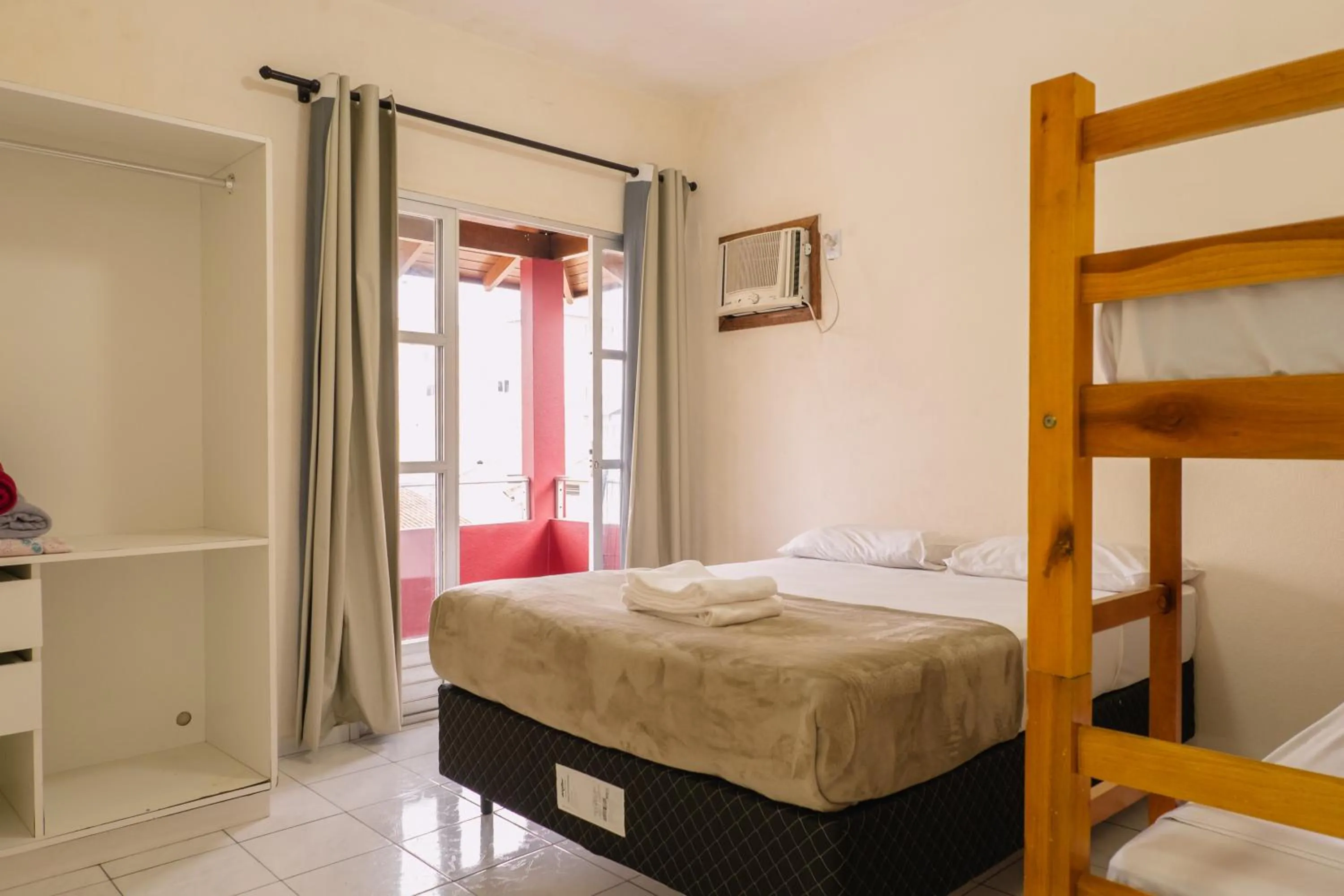 Bed in HANNA Amsterdam Hotel & Eventos