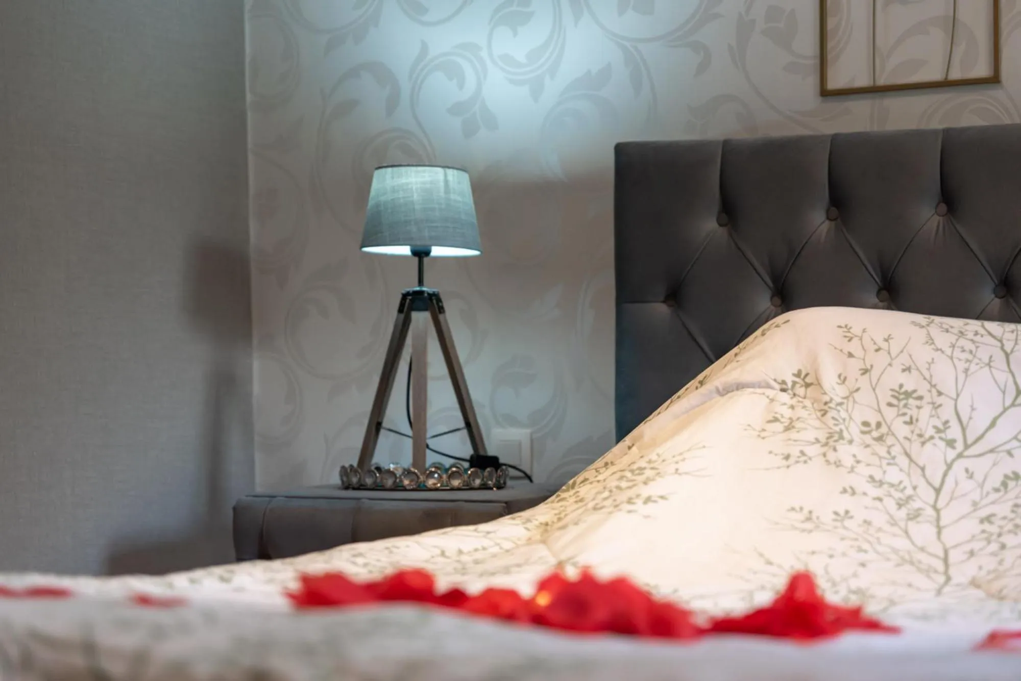 Bedroom, Bed in Centre Au Chardon