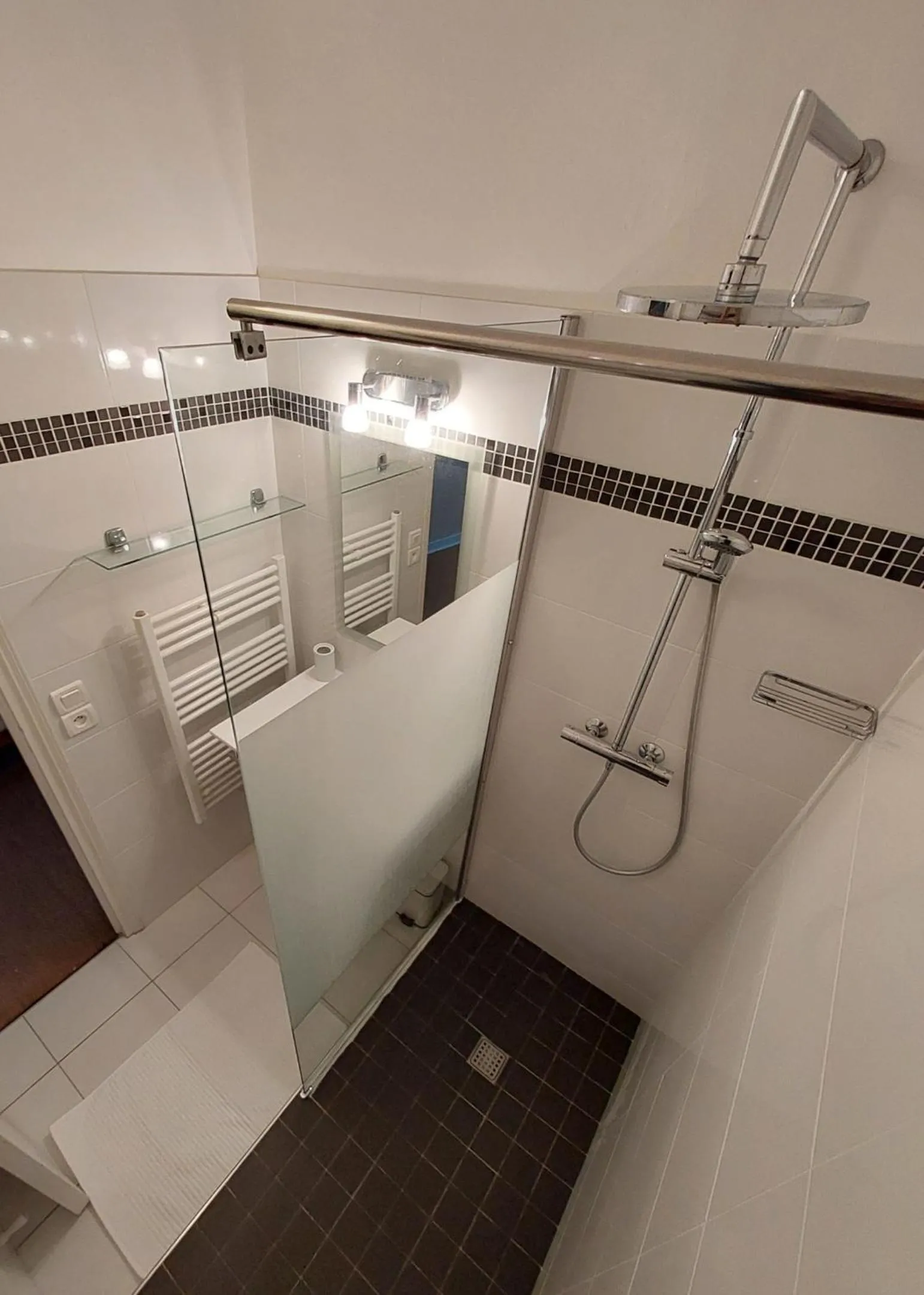 Shower in MAISON DE MARQUAY-MAISON D'HOTES