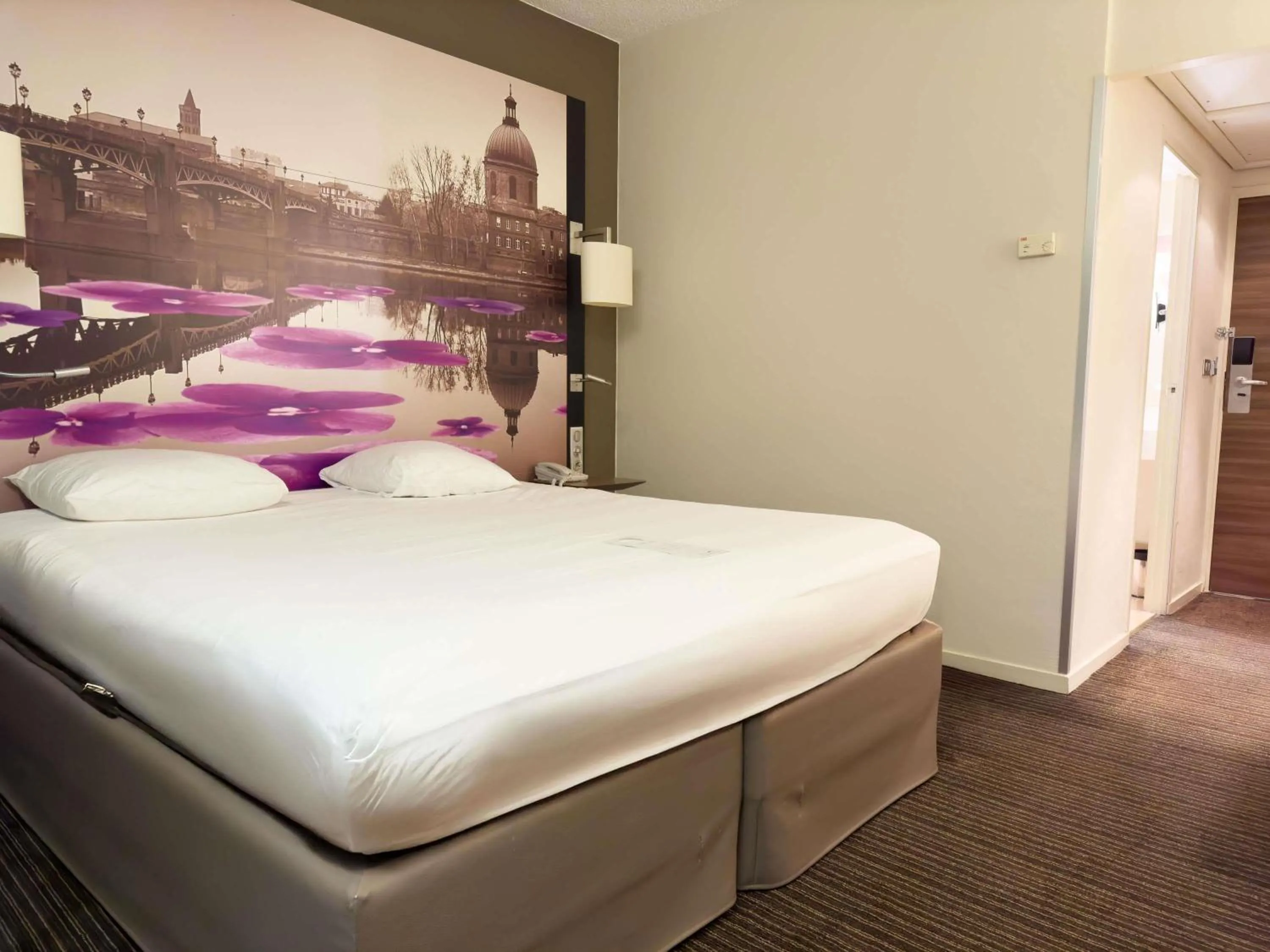 Bedroom, Bed in Mercure Toulouse Centre Wilson Capitole