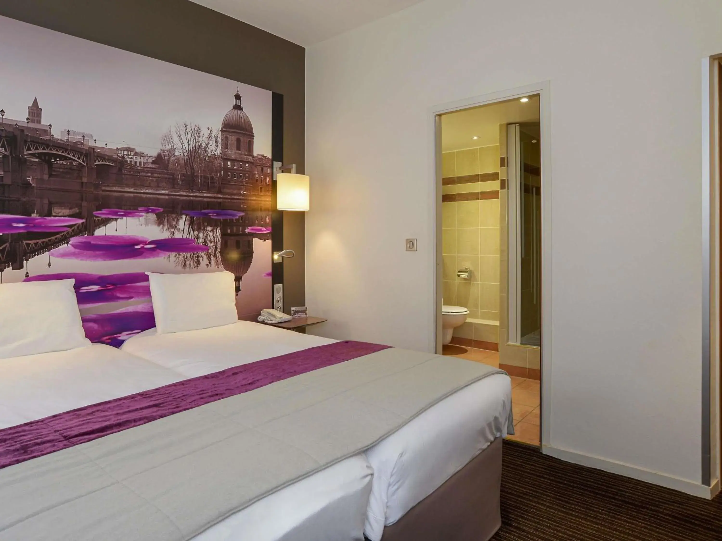 Bedroom, Bed in Mercure Toulouse Centre Wilson Capitole Bedroom, Bed in Mercure Toulouse Centre Wilson Capitole