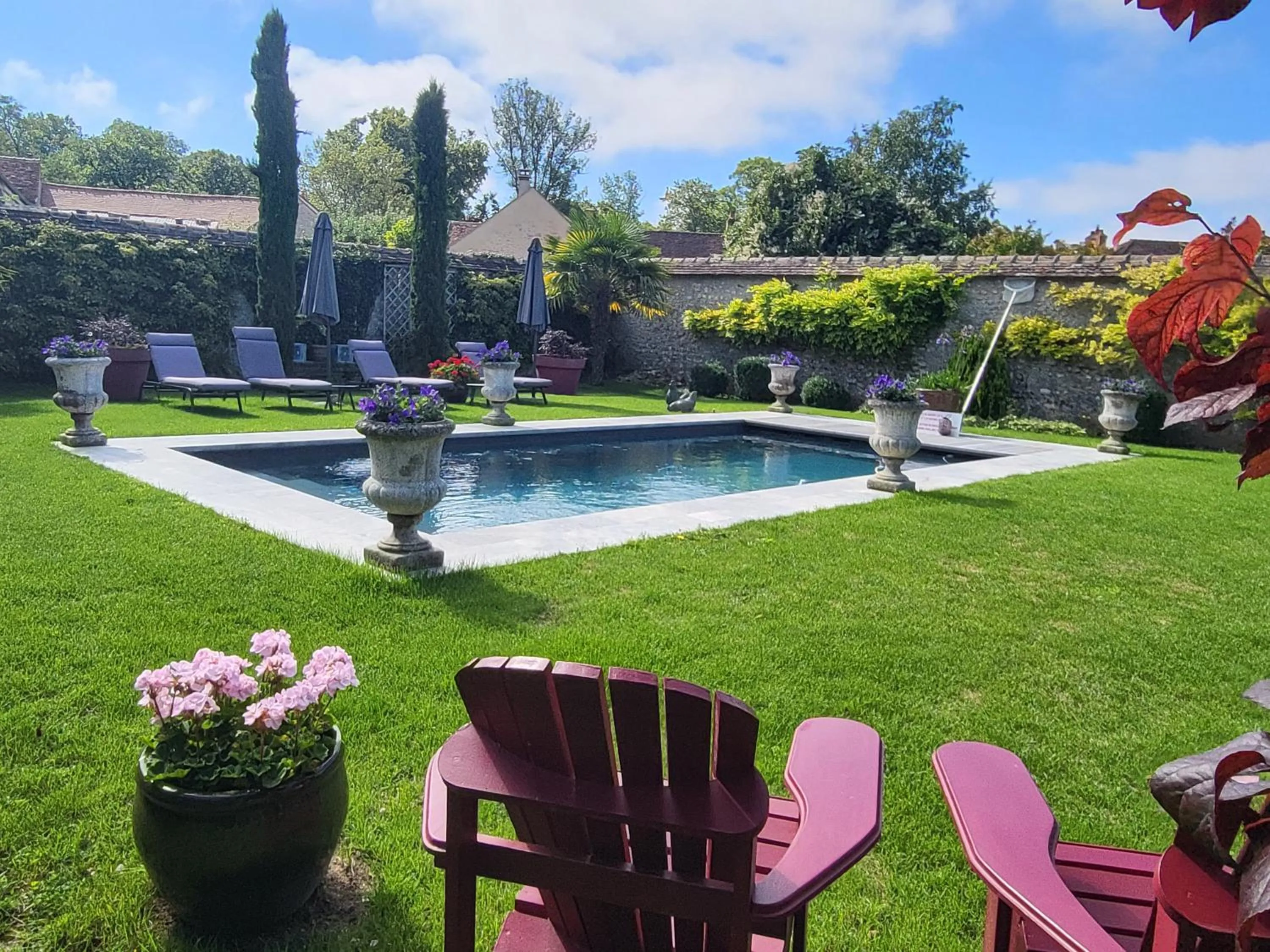 Pool view in Les Glycines