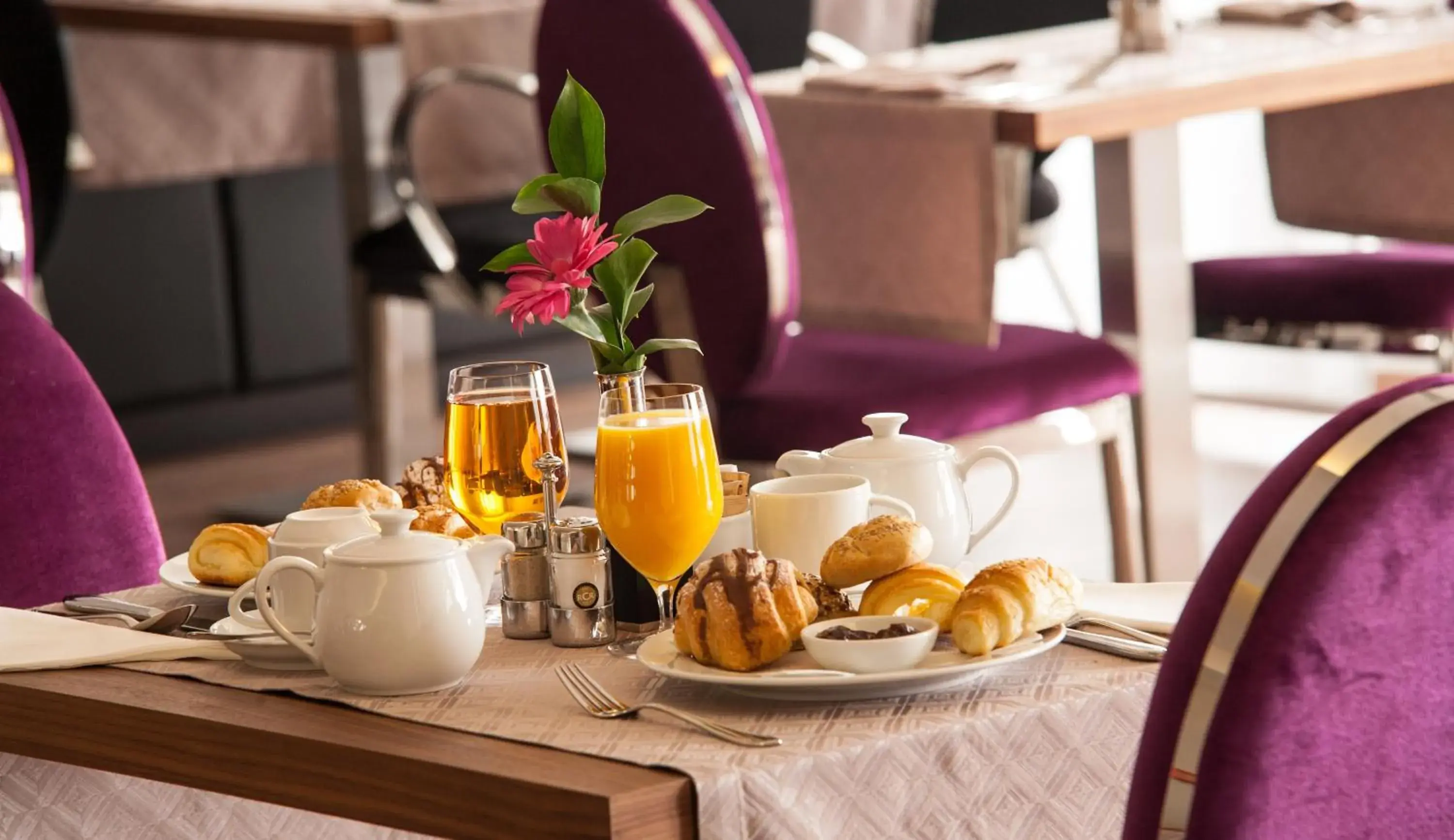 Restaurant/places to eat in Hotel Aurel Restaurant/places to eat in Hotel Aurel