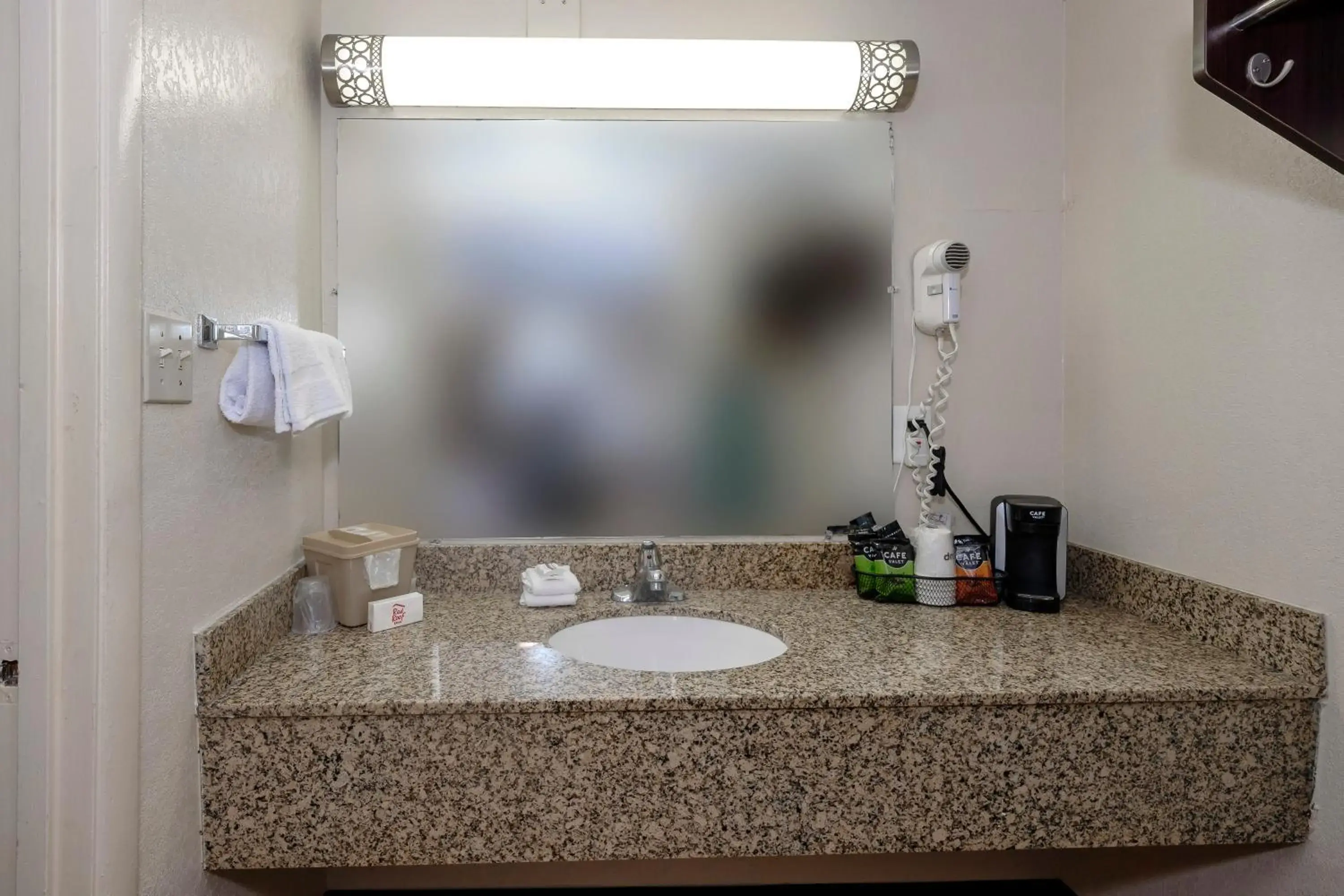 Bathroom in Red Roof Inn Atlanta - Suwanee/Mall of Georgia Bathroom in Red Roof Inn Atlanta - Suwanee/Mall of Georgia