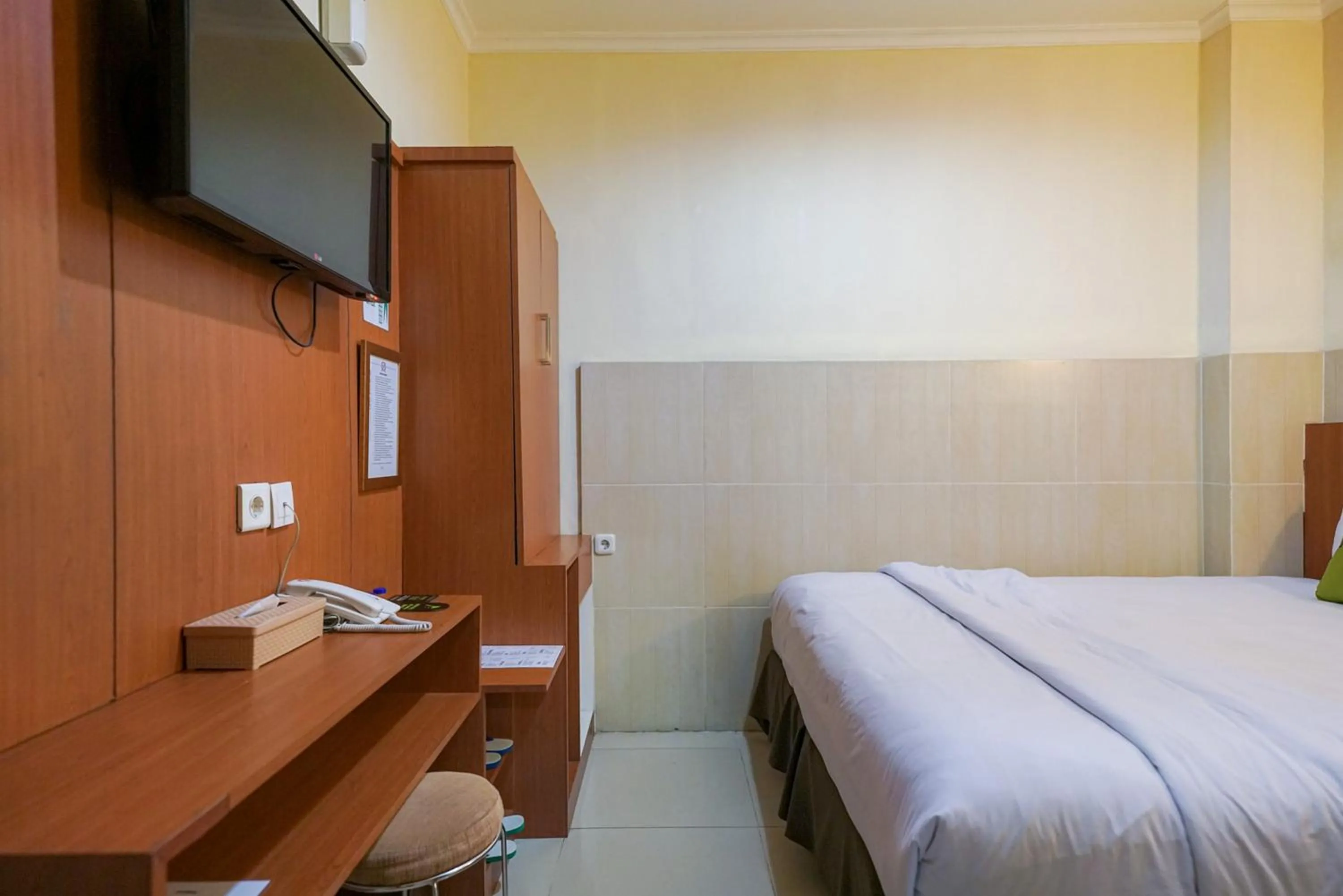 Bedroom, Bed in Urbanview Hotel 58 Bintaro