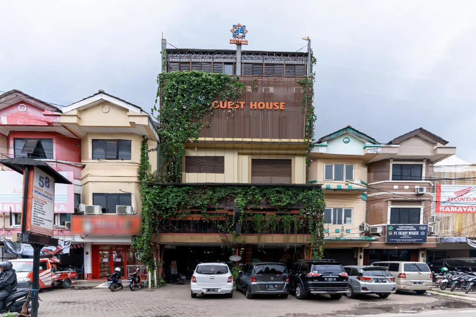 Facade/entrance in Urbanview Hotel 58 Bintaro Facade/entrance in Urbanview Hotel 58 Bintaro