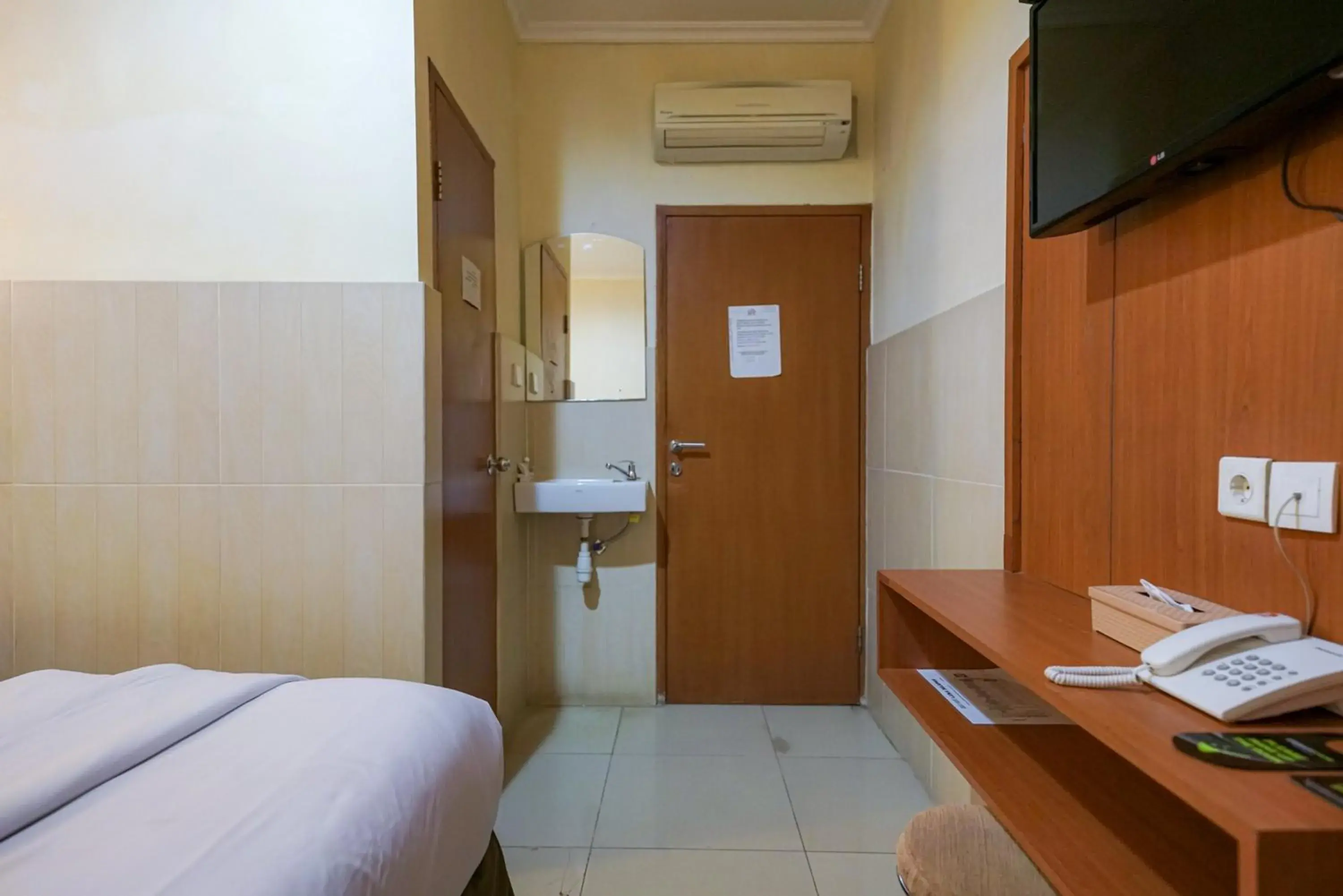 Bedroom, Bed in Urbanview Hotel 58 Bintaro Bedroom, Bed in Urbanview Hotel 58 Bintaro